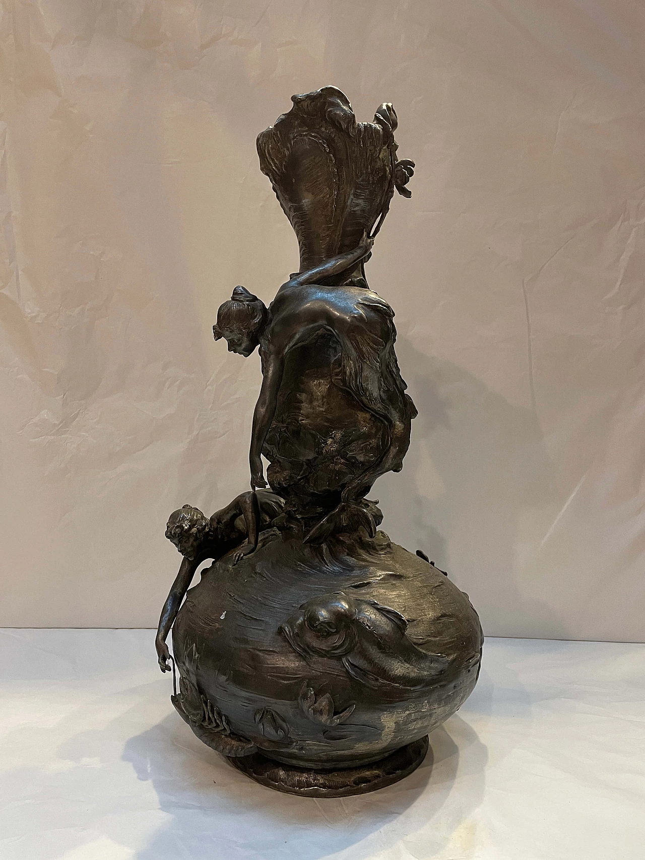 Vaso Art Nouveau in metallo sbalzato e cesellato di Lebrun, anni '30 3