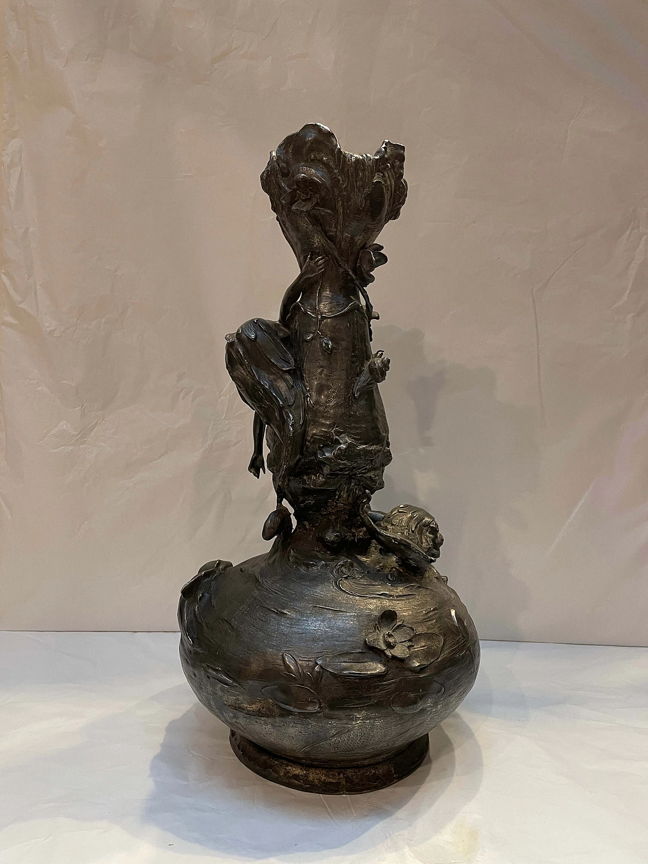 Vaso Art Nouveau in metallo sbalzato e cesellato di Lebrun, anni '30 4