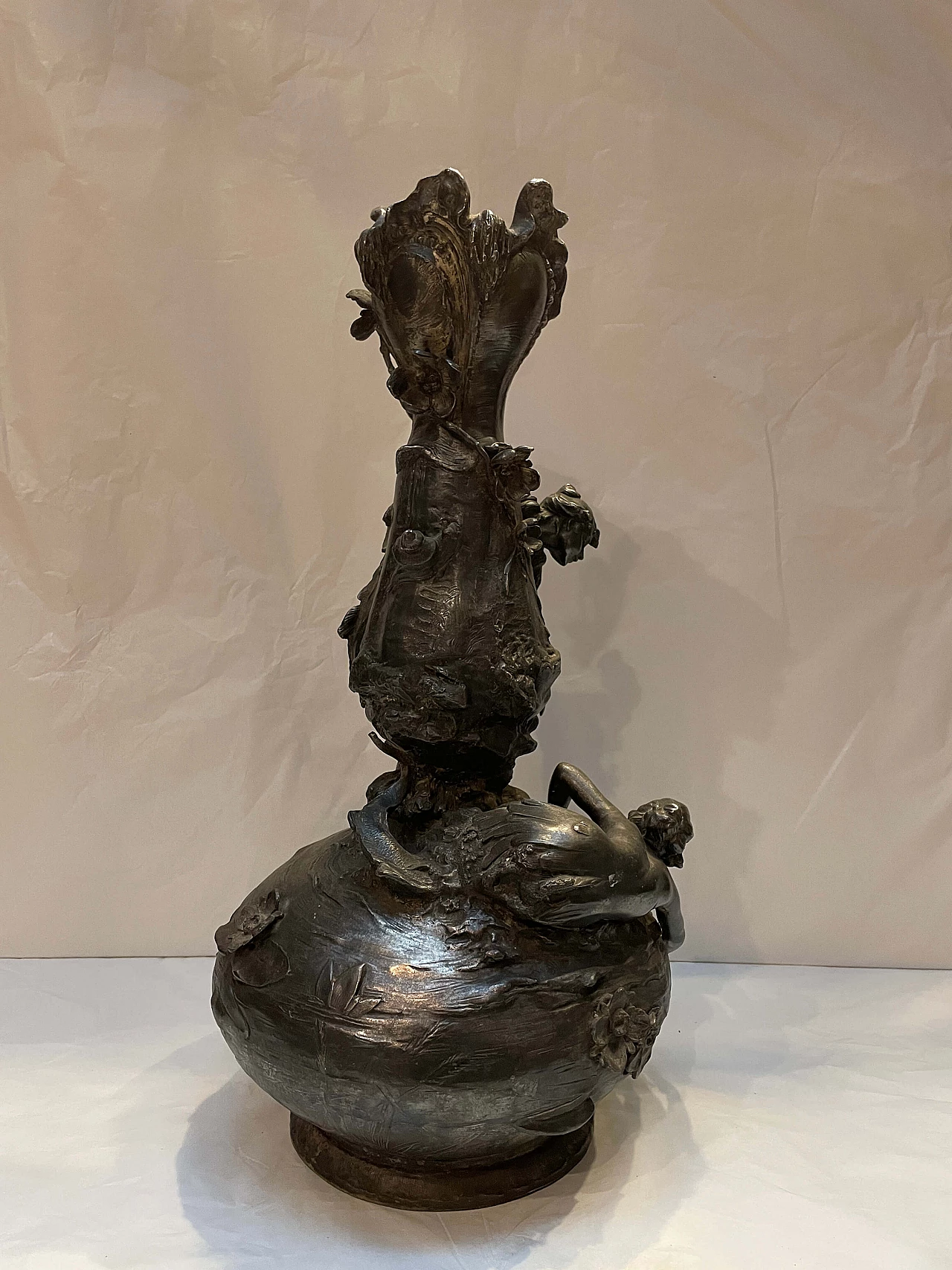 Vaso Art Nouveau in metallo sbalzato e cesellato di Lebrun, anni '30 5