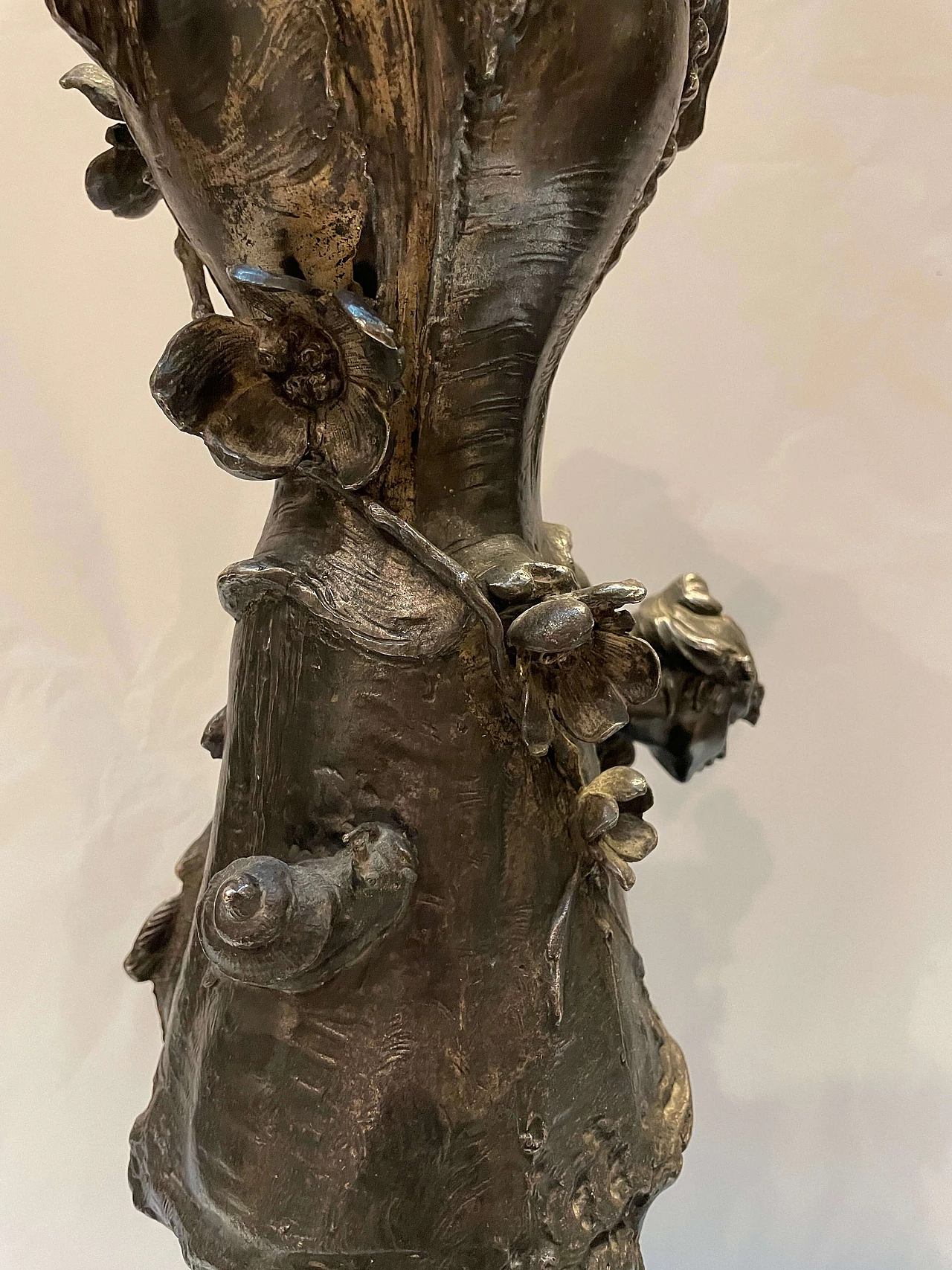 Vaso Art Nouveau in metallo sbalzato e cesellato di Lebrun, anni '30 6