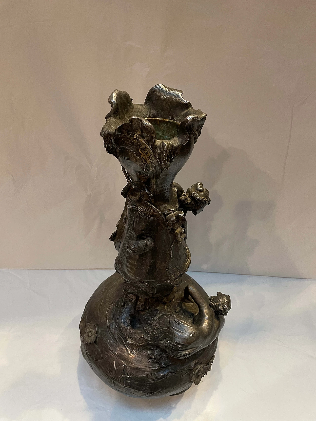 Vaso Art Nouveau in metallo sbalzato e cesellato di Lebrun, anni '30 7