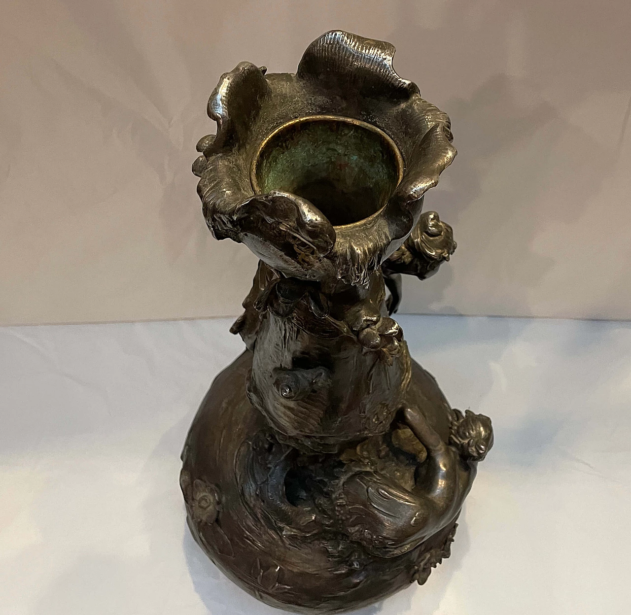 Vaso Art Nouveau in metallo sbalzato e cesellato di Lebrun, anni '30 8