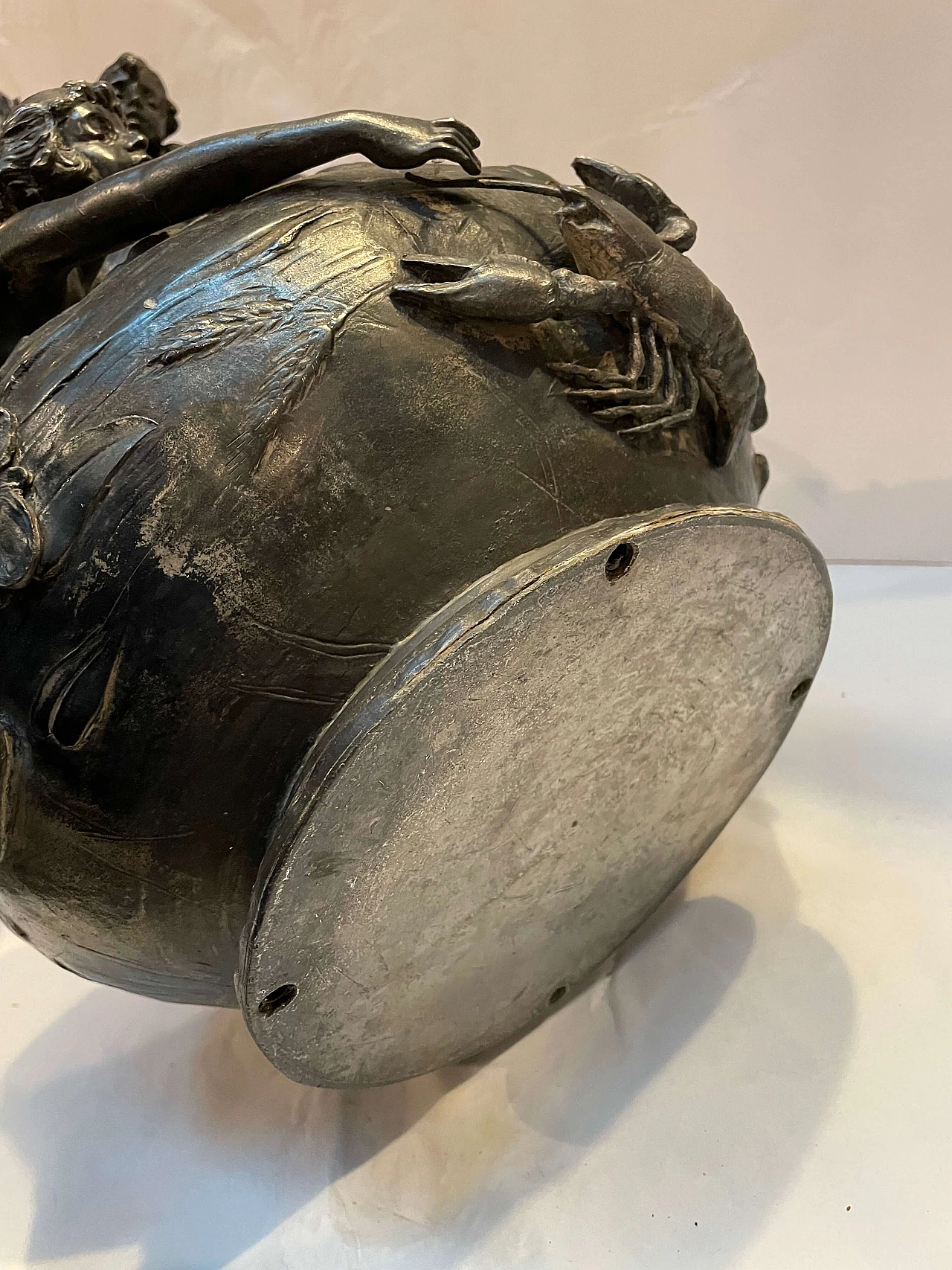 Vaso Art Nouveau in metallo sbalzato e cesellato di Lebrun, anni '30 9