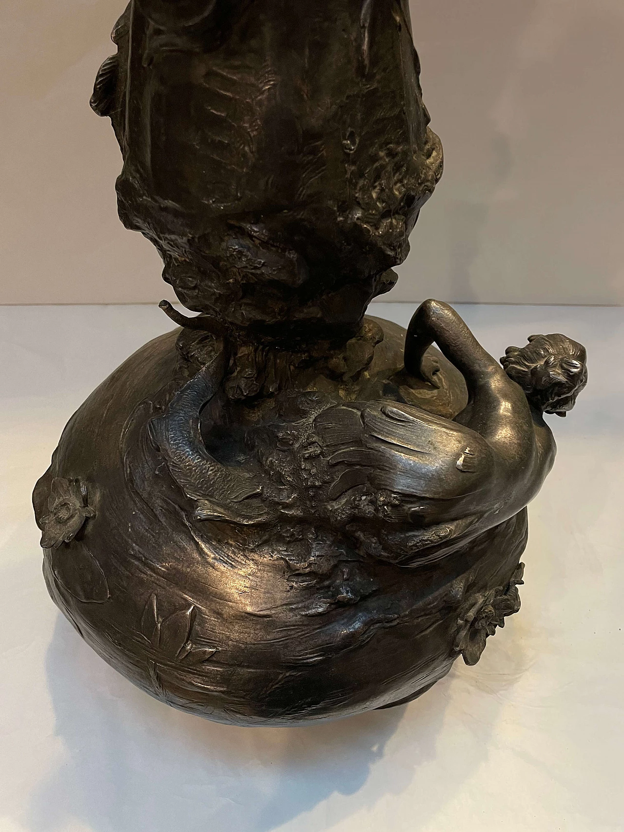 Vaso Art Nouveau in metallo sbalzato e cesellato di Lebrun, anni '30 10