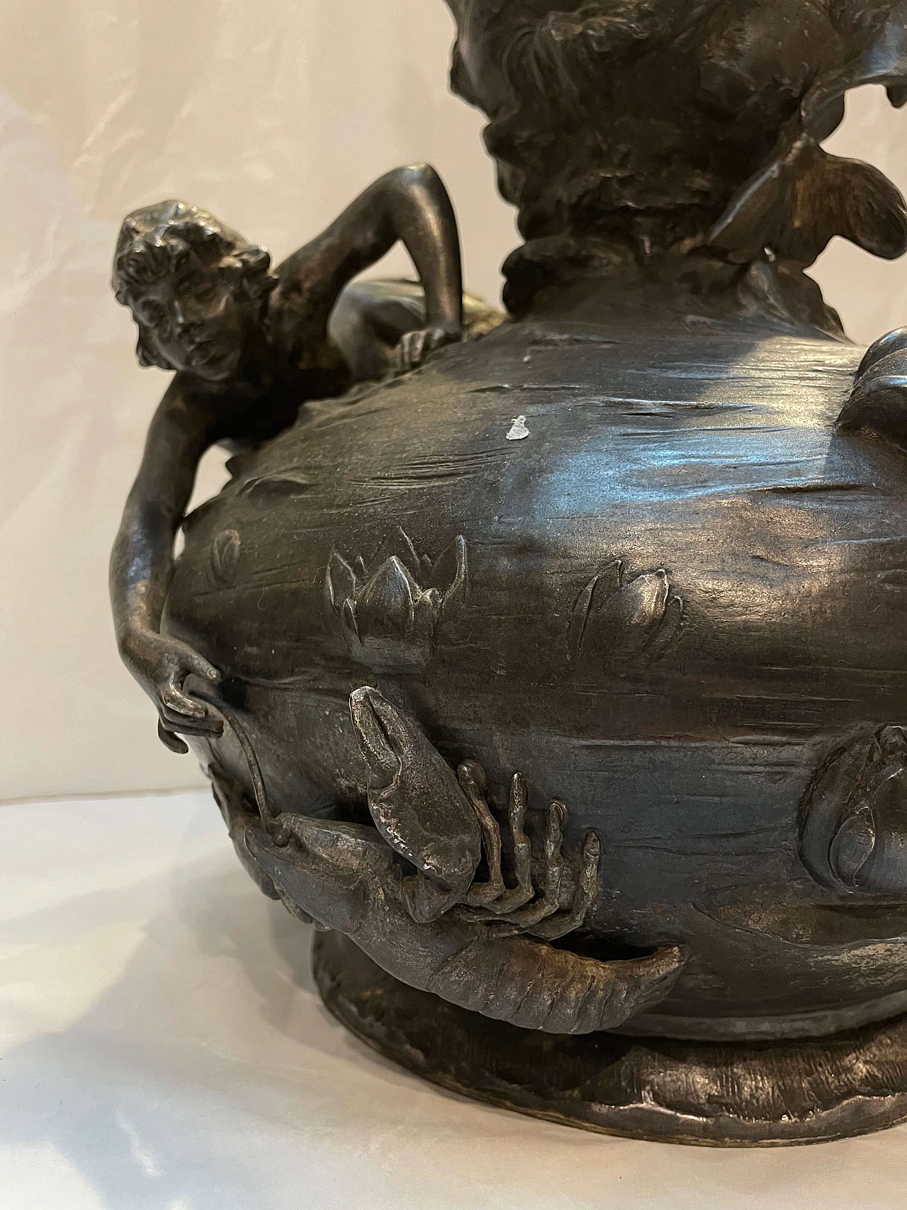 Vaso Art Nouveau in metallo sbalzato e cesellato di Lebrun, anni '30 11