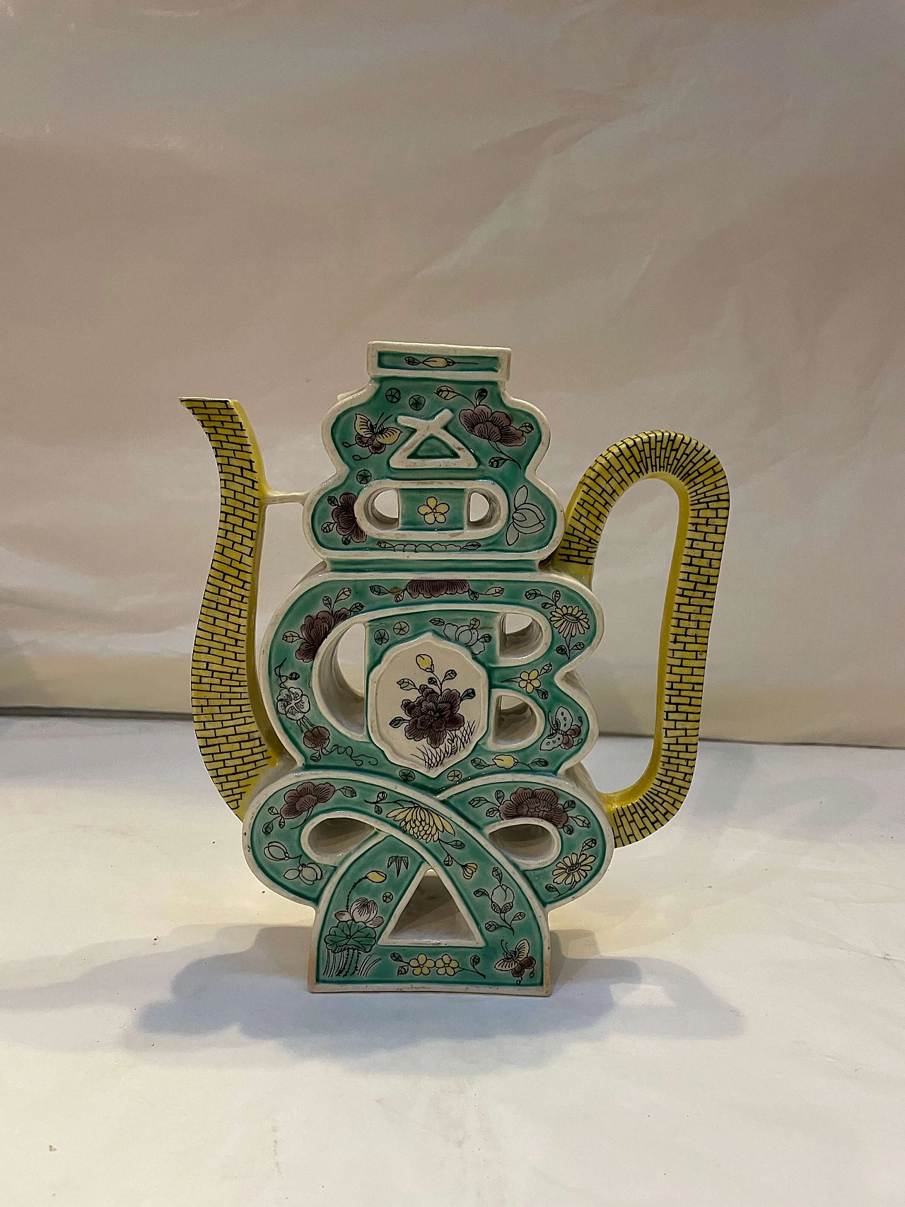 Chinese Famille Verte porcelain teapot, 18th century 1