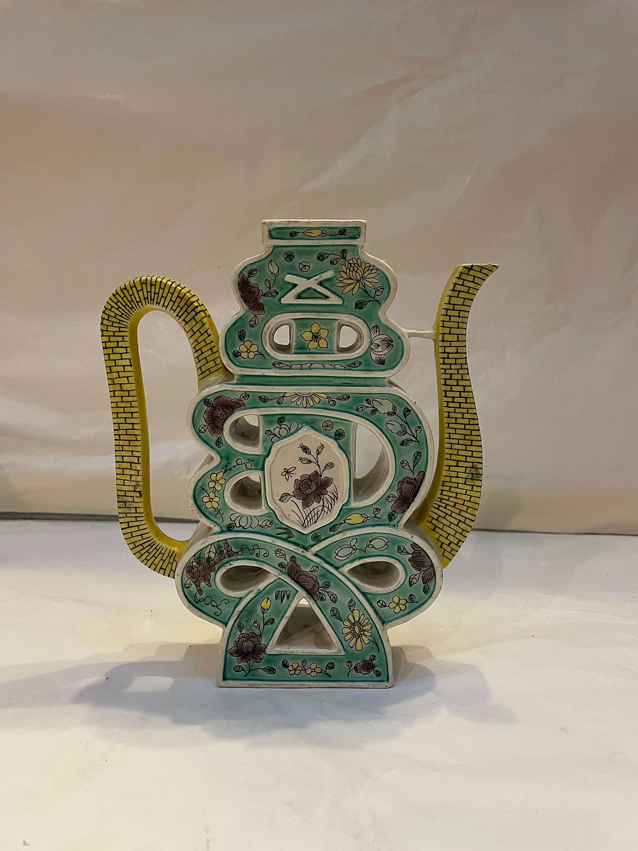 Chinese Famille Verte porcelain teapot, 18th century 3