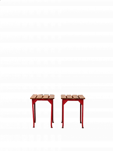 Coppia di sgabelli in metallo rosso con seduta a listelli in legno, anni '60