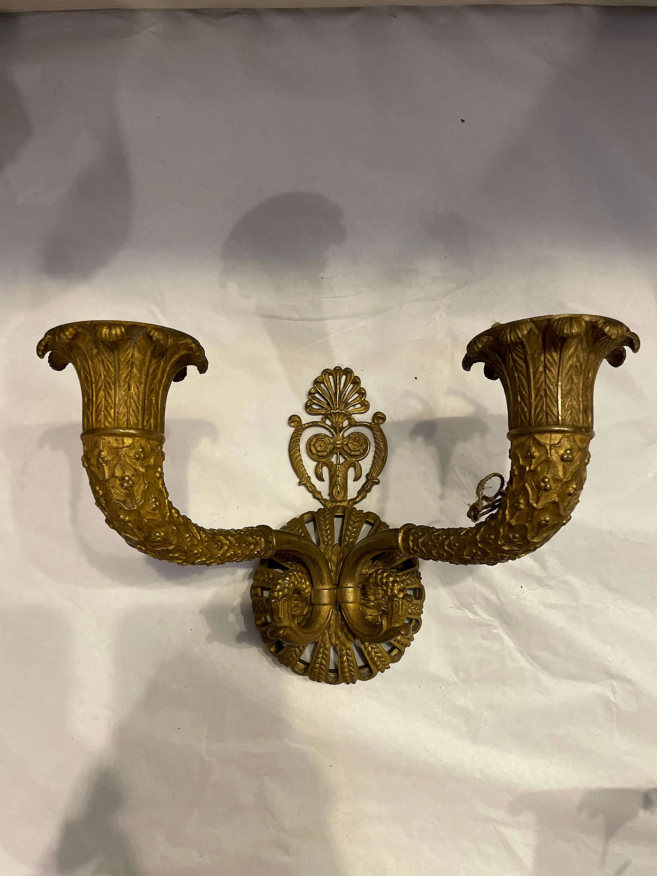 Pair of Baroque style chiseled gilt bronze wall lights, late 18th century 2