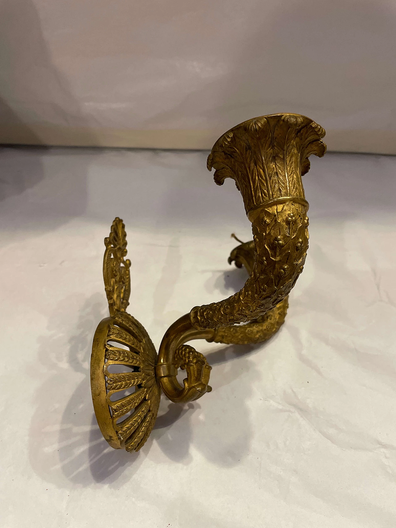 Pair of Baroque style chiseled gilt bronze wall lights, late 18th century 3