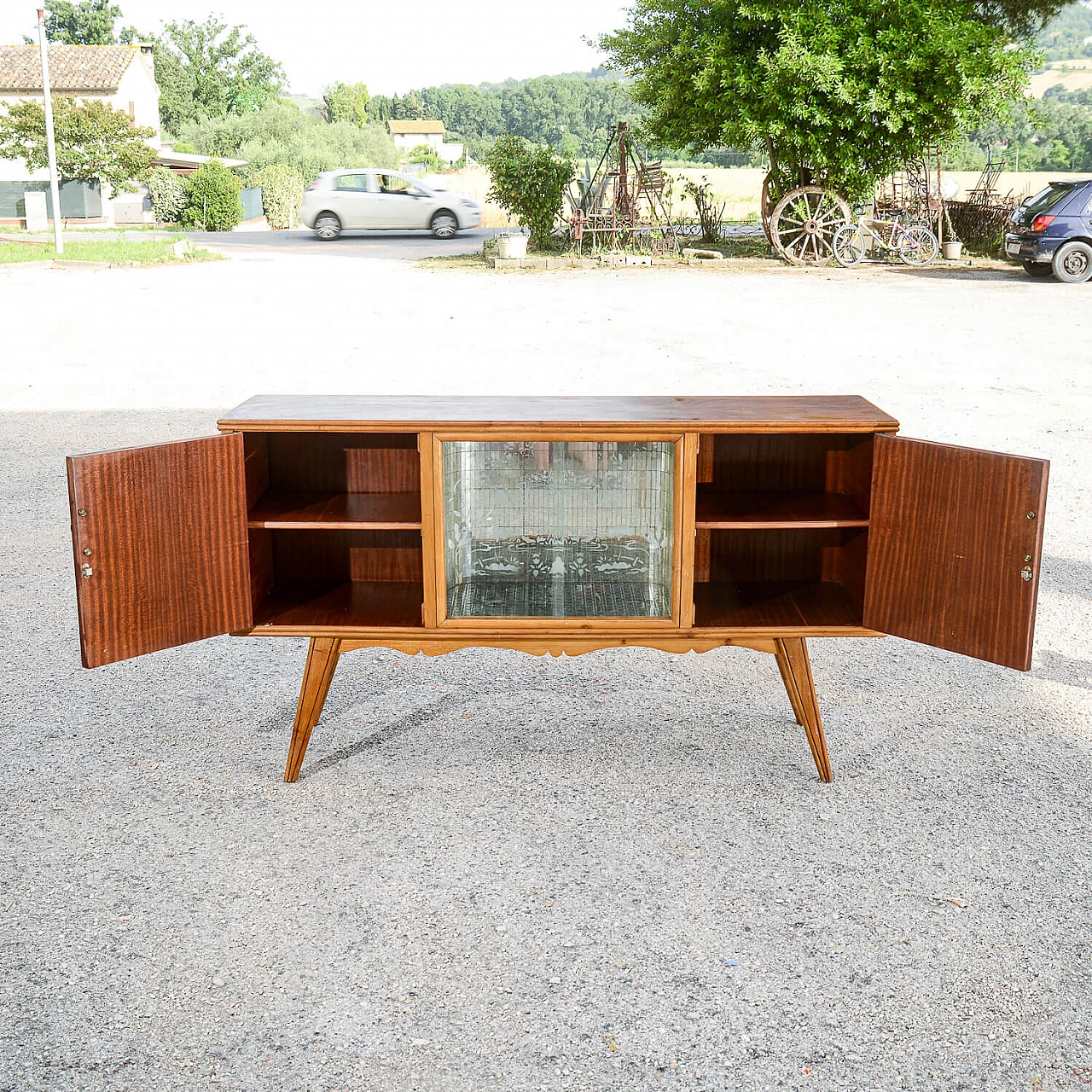 Mobile bar in vetro e legno bicolore con cervi intagliati, anni '60 5