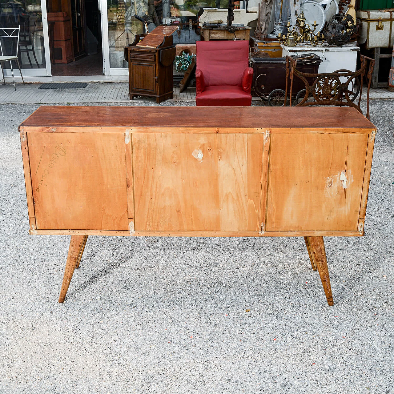 Mobile bar in vetro e legno bicolore con cervi intagliati, anni '60 7