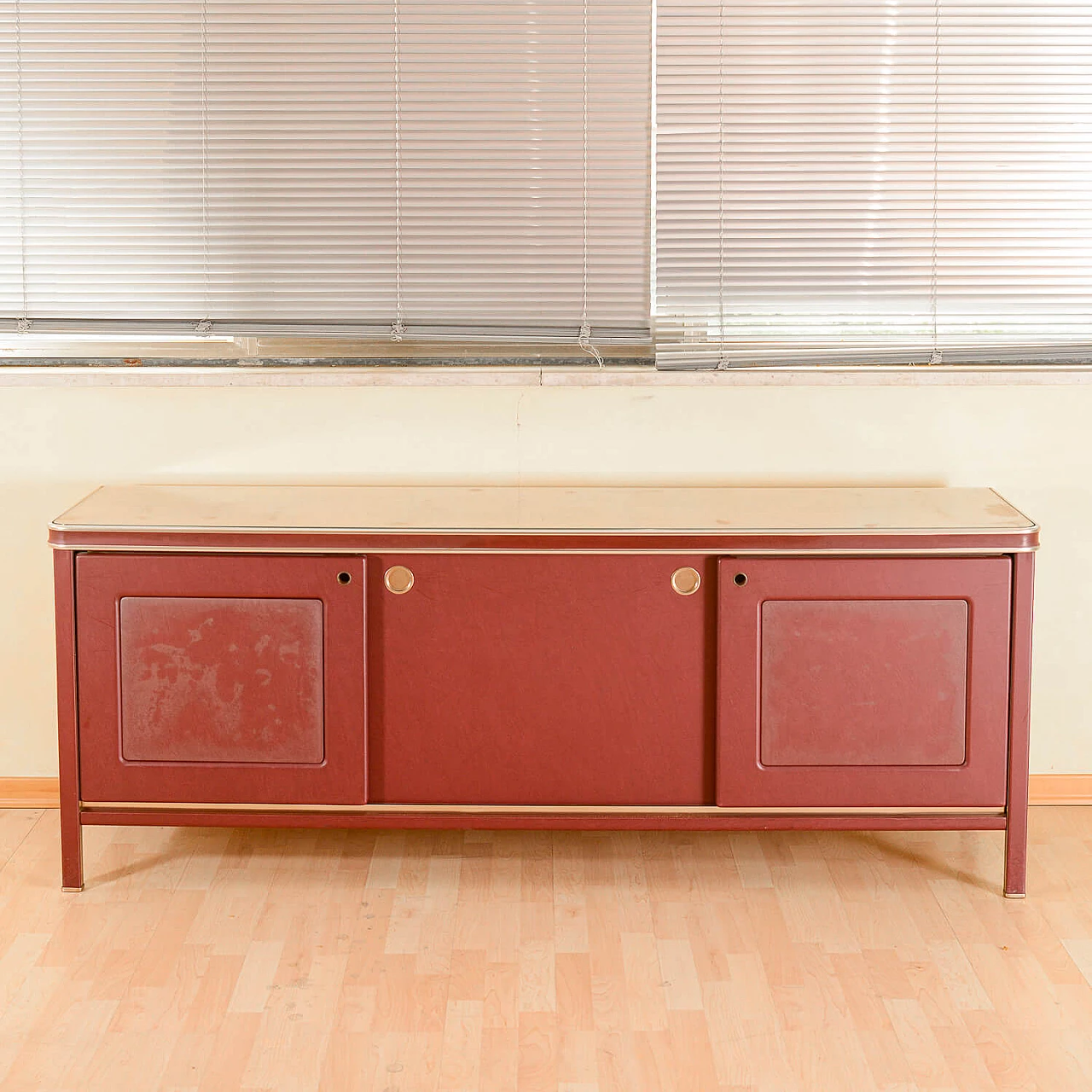 Credenza in similpelle bordeaux, vetro e metallo di Umberto Mascagni 1