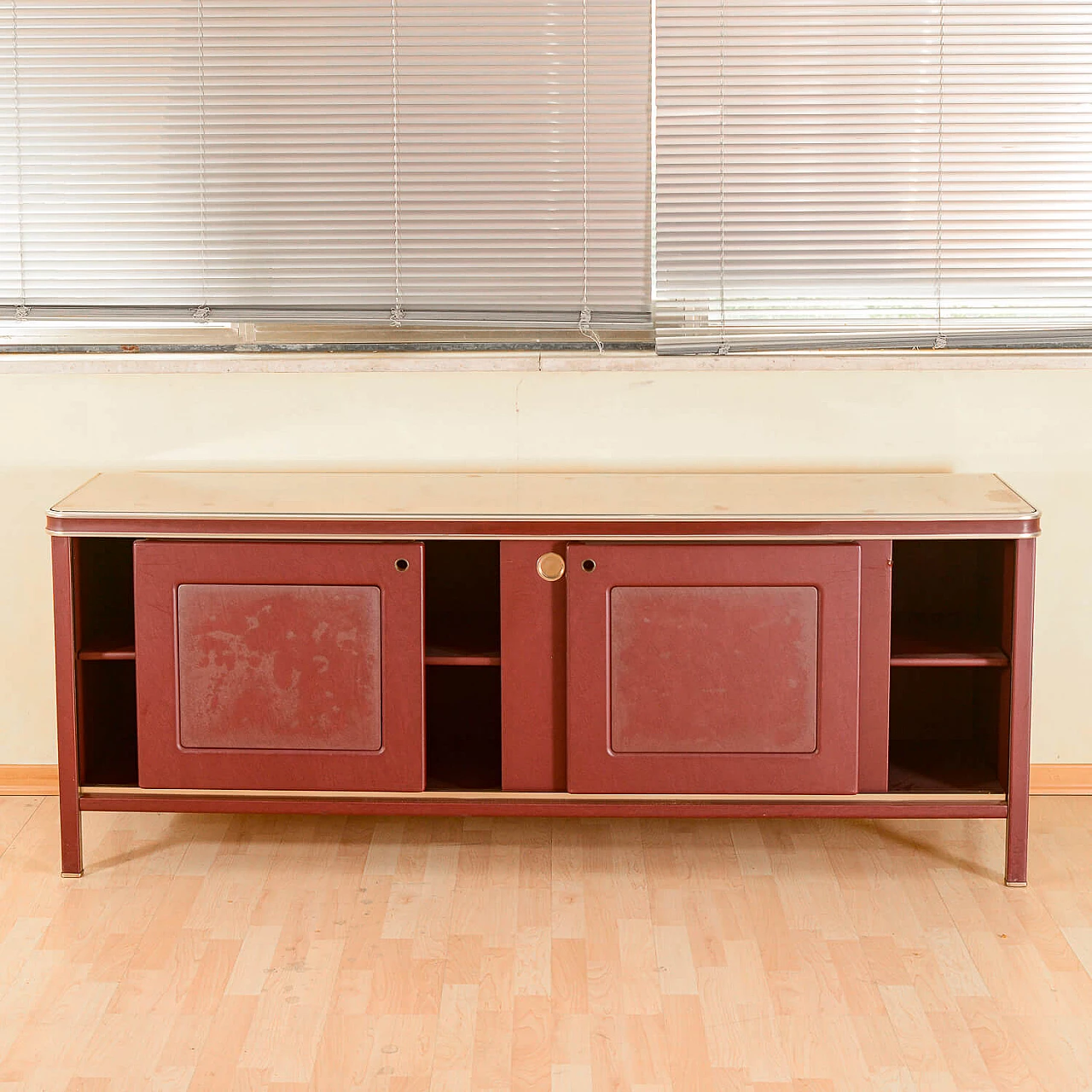 Credenza in similpelle bordeaux, vetro e metallo di Umberto Mascagni 2