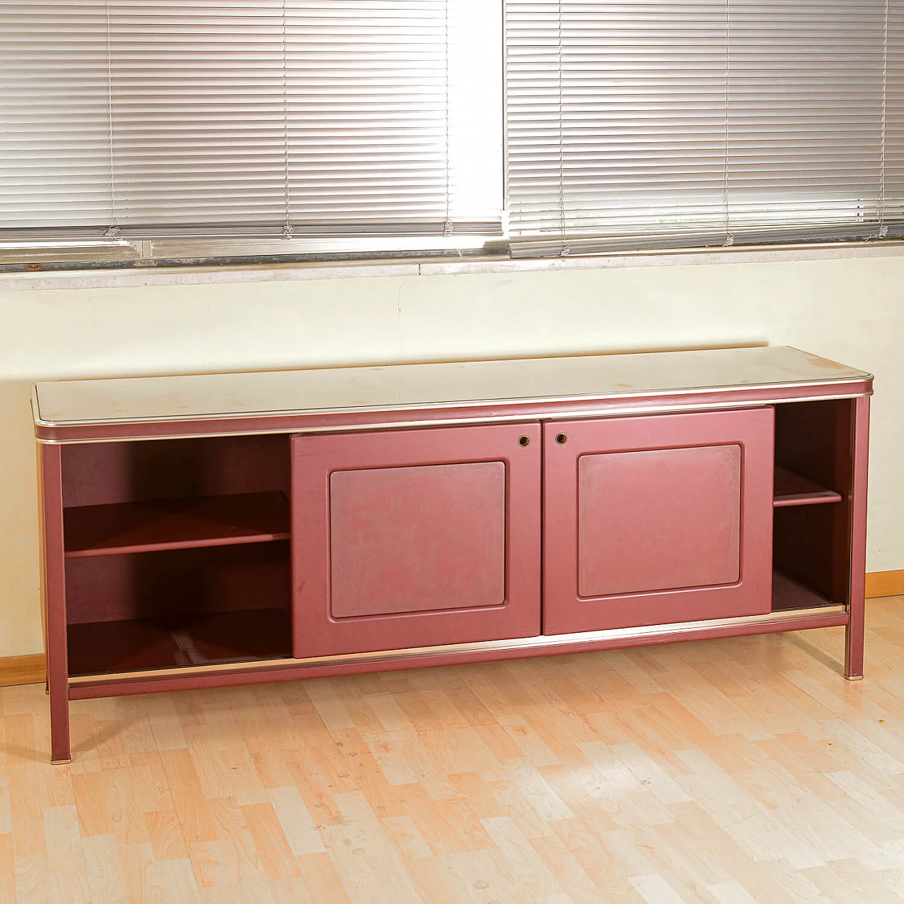 Credenza in similpelle bordeaux, vetro e metallo di Umberto Mascagni 4