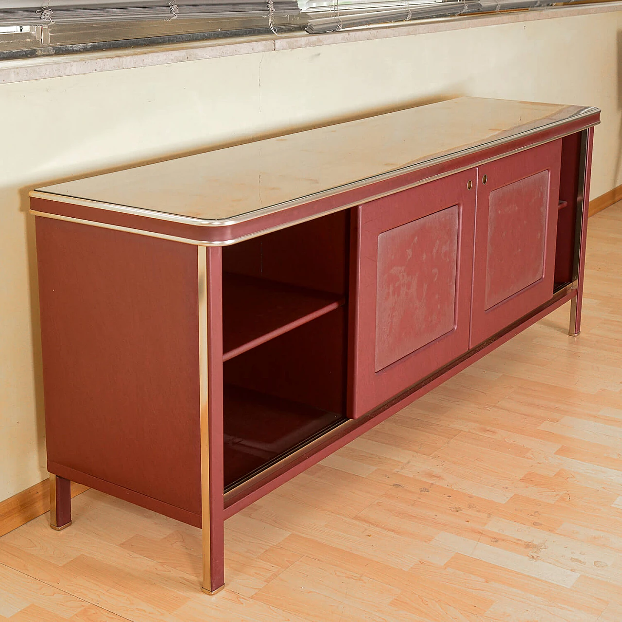 Credenza in similpelle bordeaux, vetro e metallo di Umberto Mascagni 5