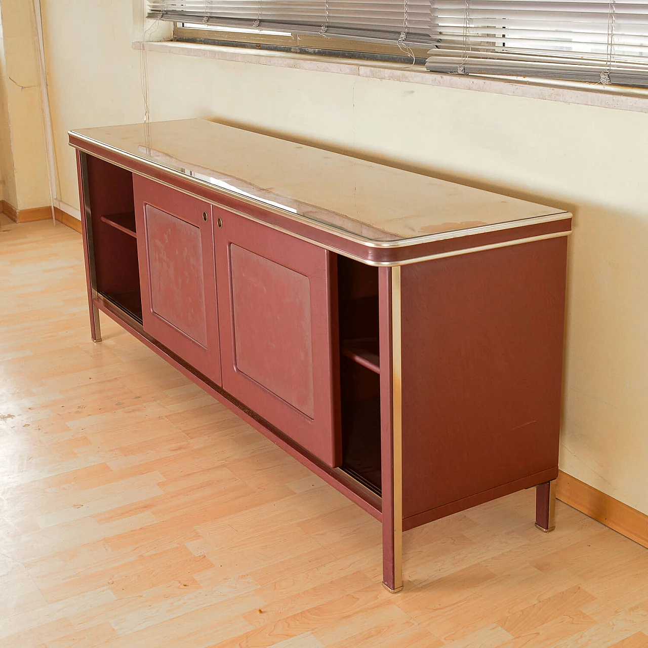 Credenza in similpelle bordeaux, vetro e metallo di Umberto Mascagni 6