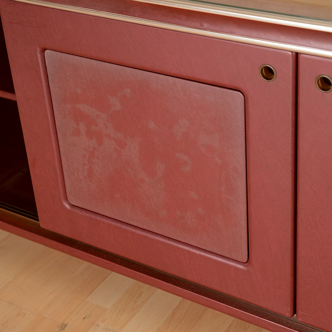 Credenza in similpelle bordeaux, vetro e metallo di Umberto Mascagni 7