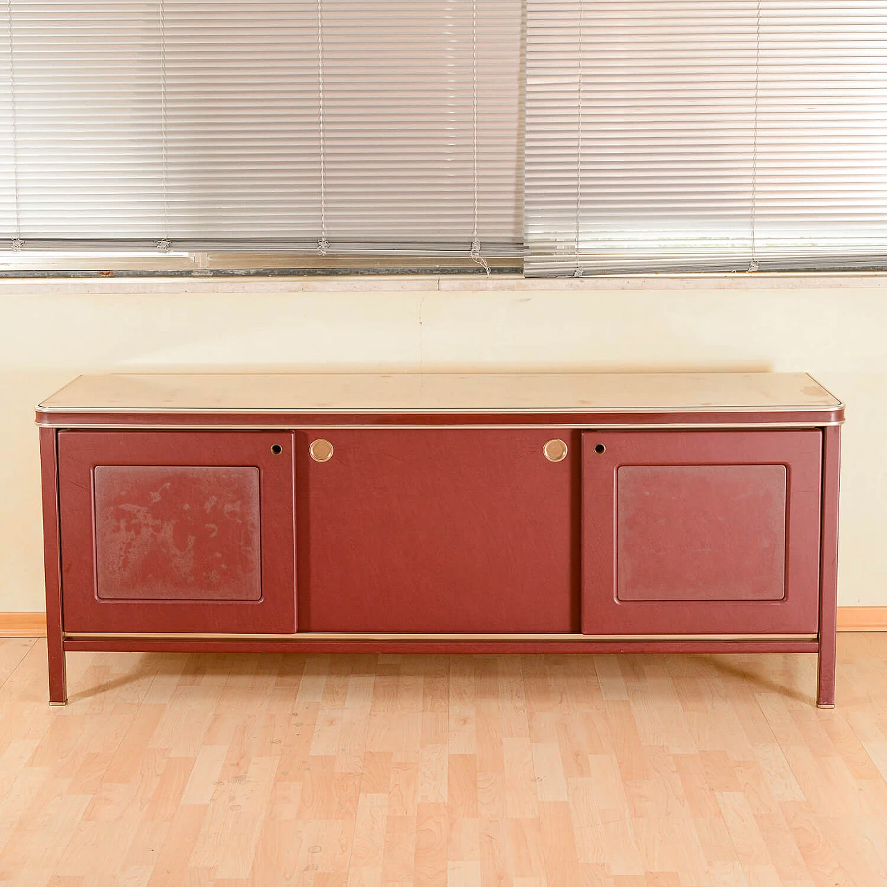 Credenza in similpelle bordeaux, vetro e metallo di Umberto Mascagni 8