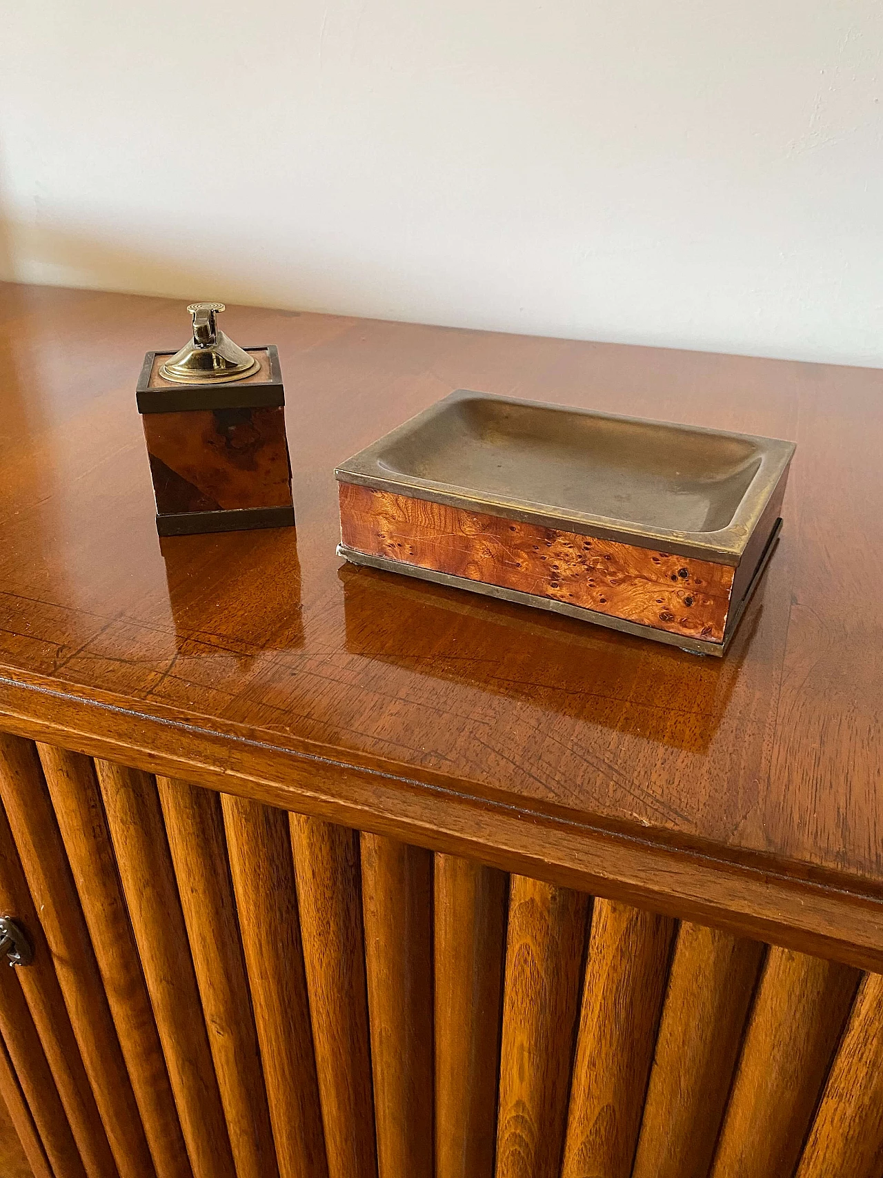 Posacenere e accendino da tavolo in legno e ottone, anni '50 6