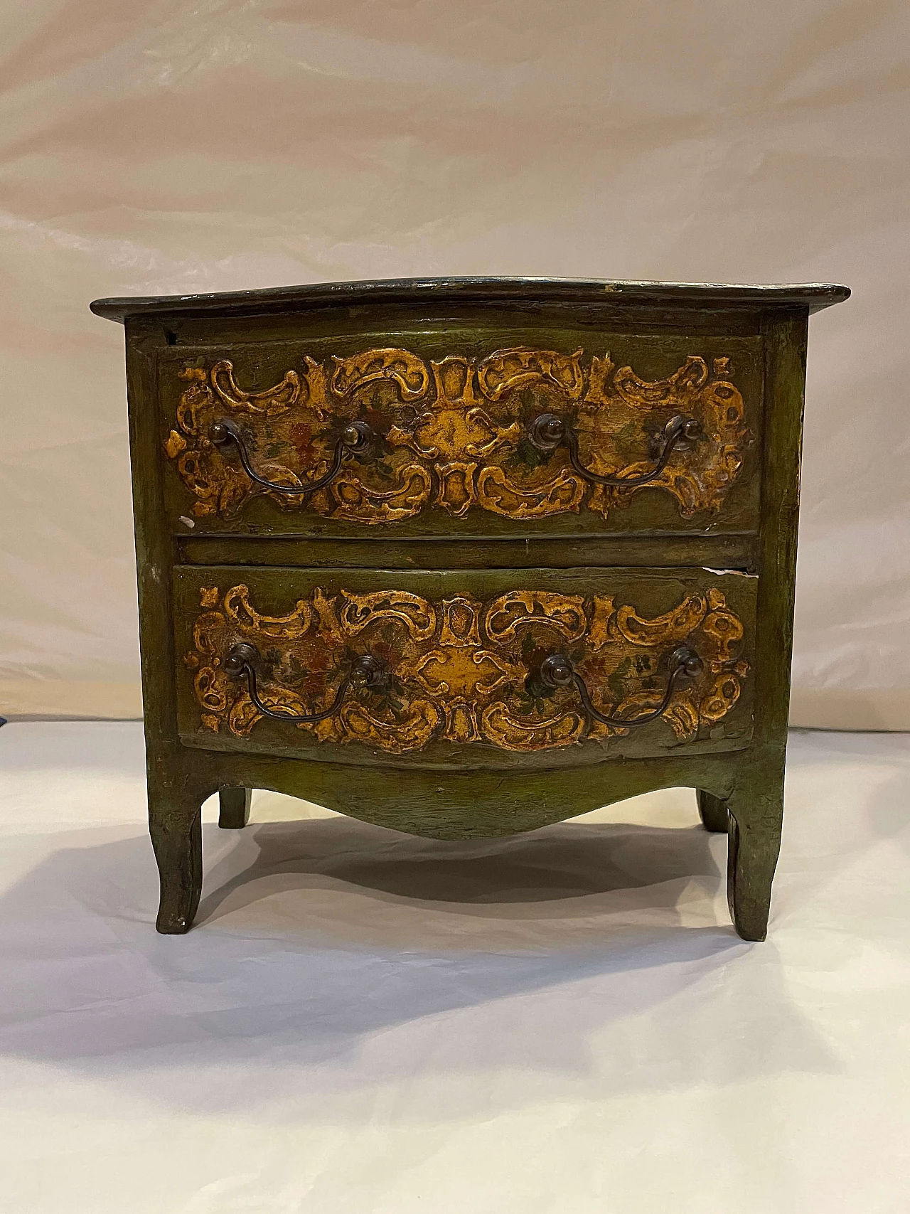 Model of lacquered and gilded wooden chest of drawers, 18th century 1