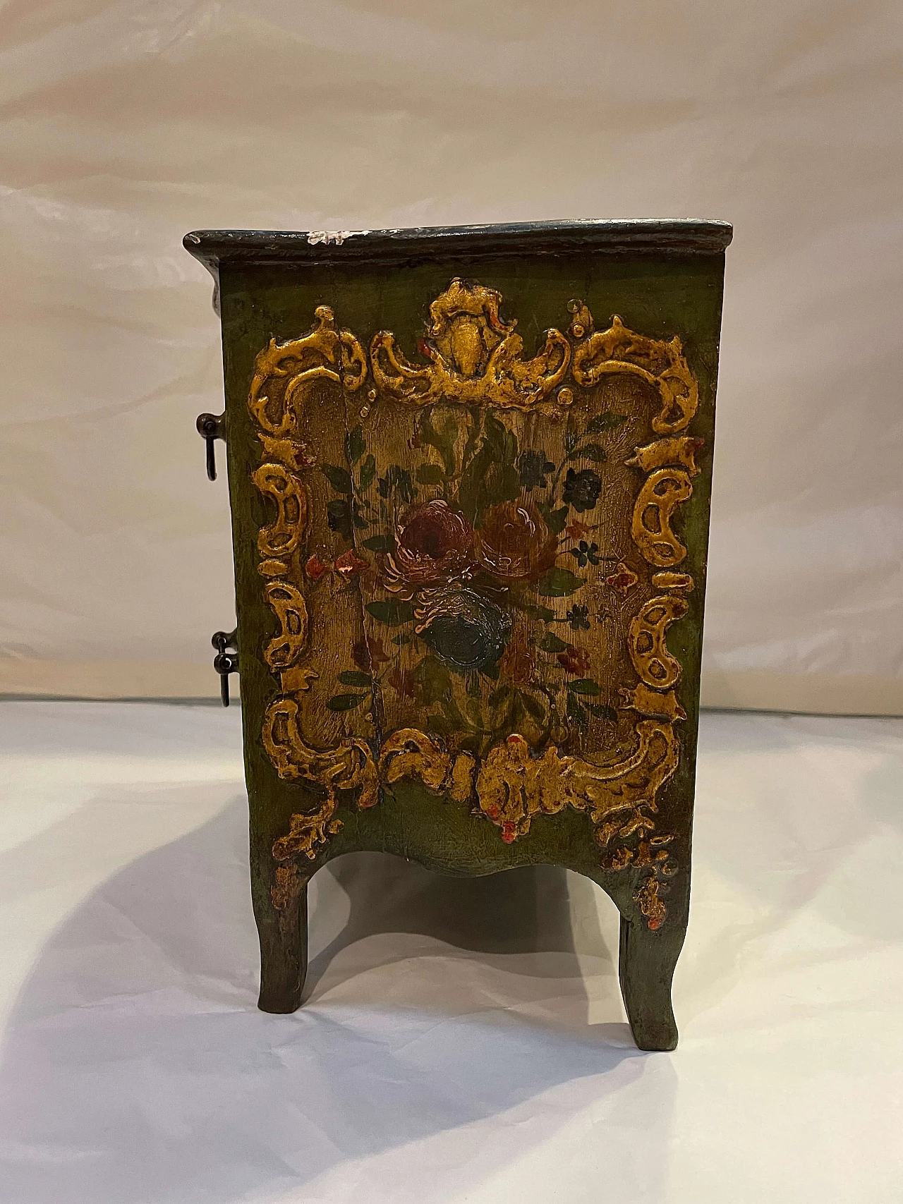 Model of lacquered and gilded wooden chest of drawers, 18th century 4