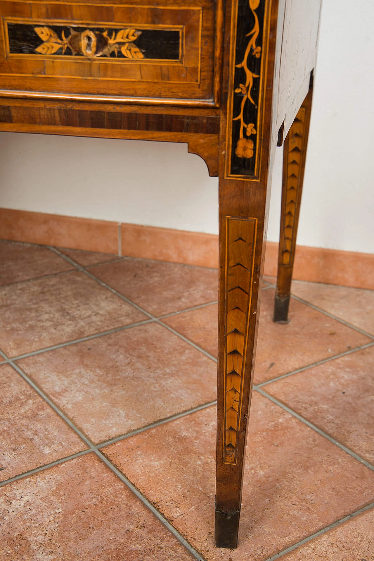 Scrivania Luigi XVI lombarda in noce con intarsi, '700 8