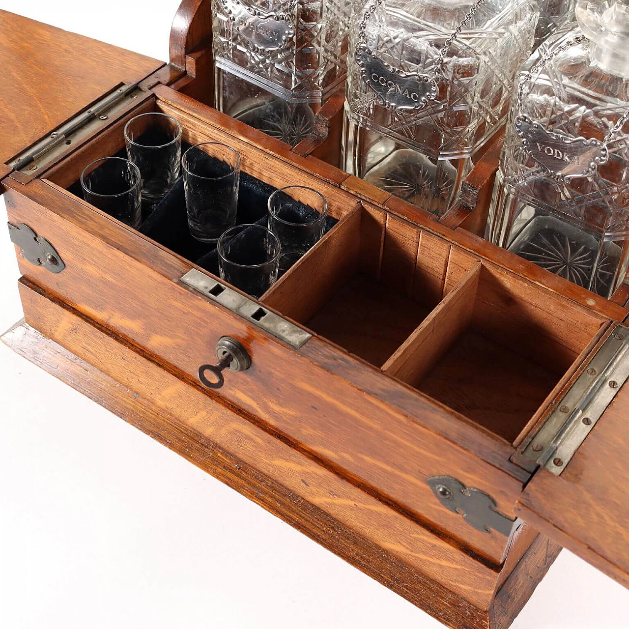 Liquor box with crystal glasses and bottles 4