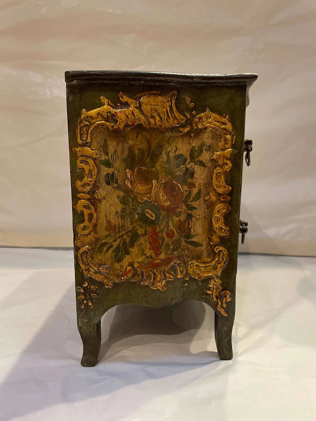 Model of lacquered and gilded wooden chest of drawers, 18th century 8
