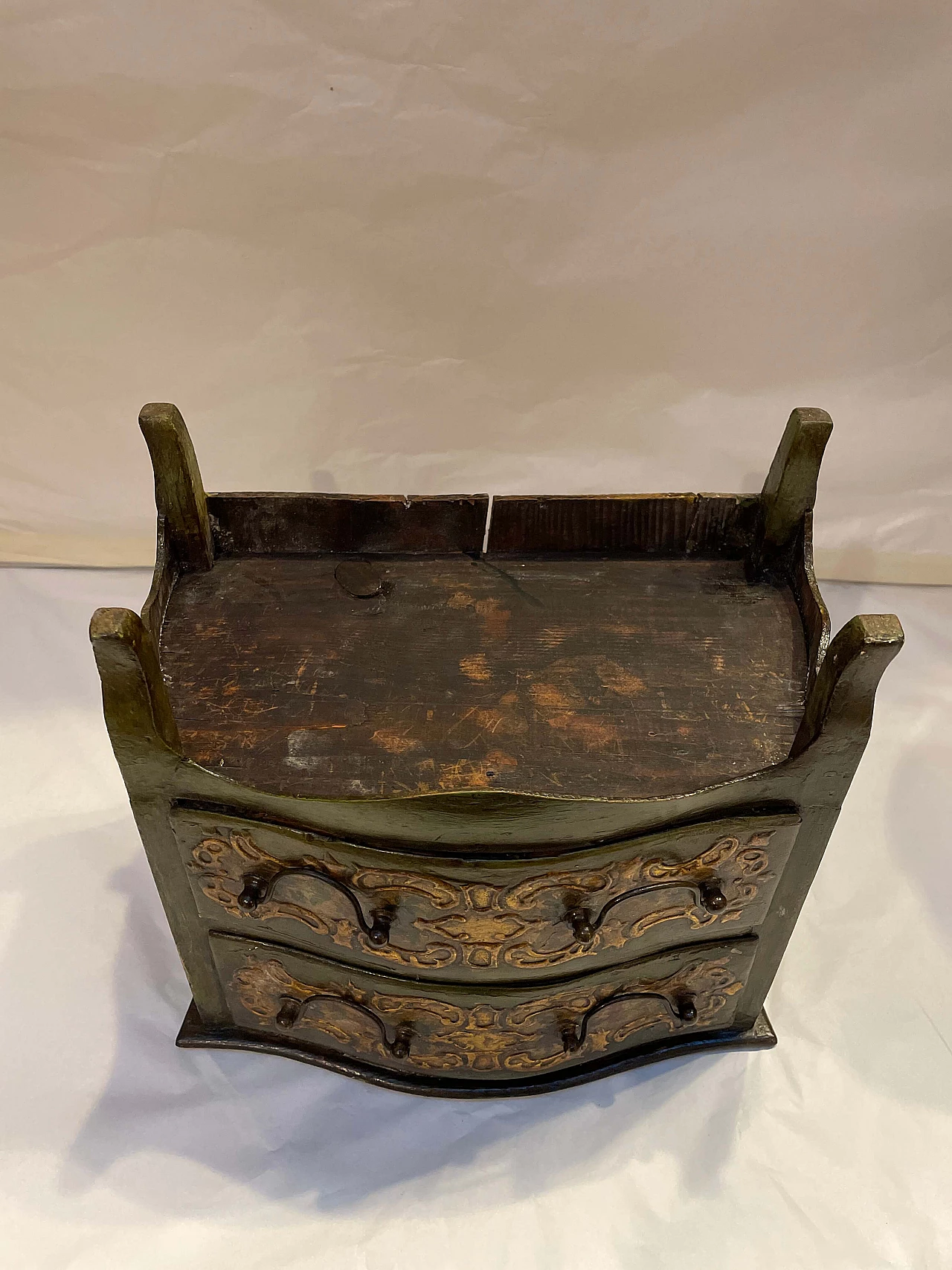 Model of lacquered and gilded wooden chest of drawers, 18th century 10