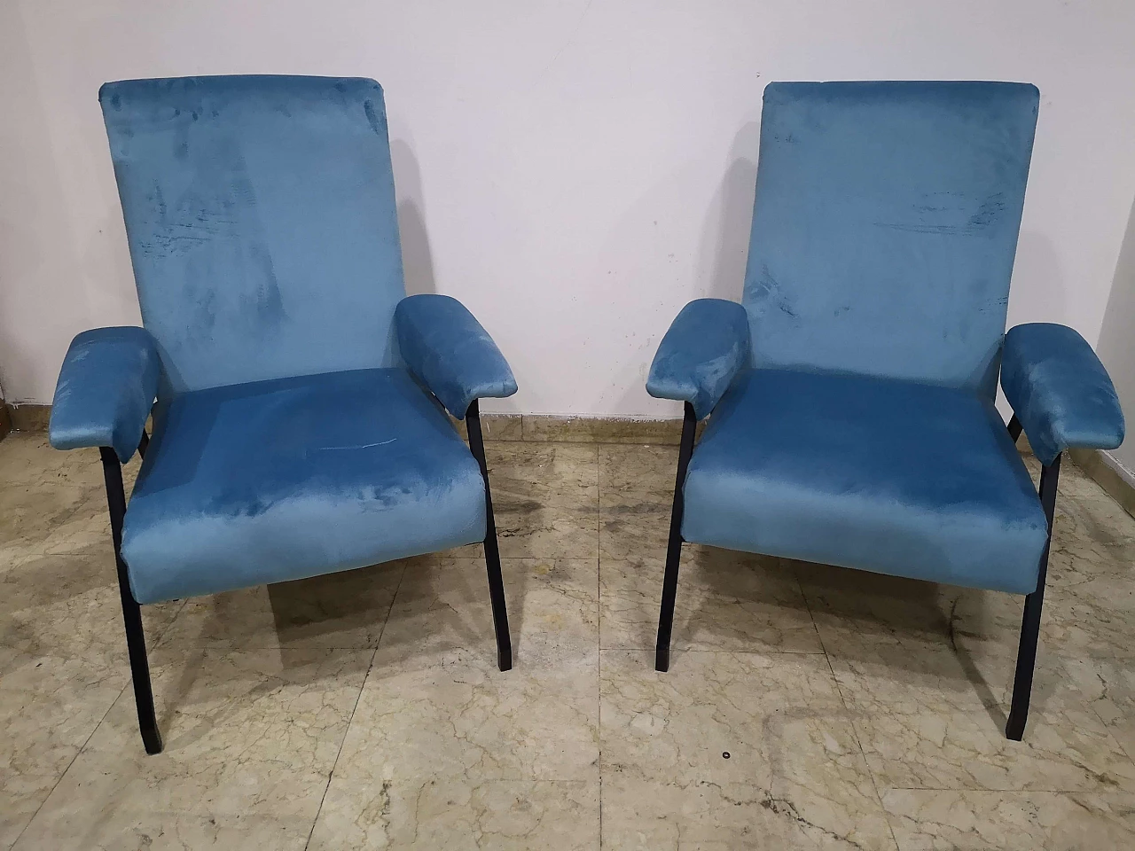 Coppia di poltrone in velluto azzurro con struttura in ferro, anni '70 3