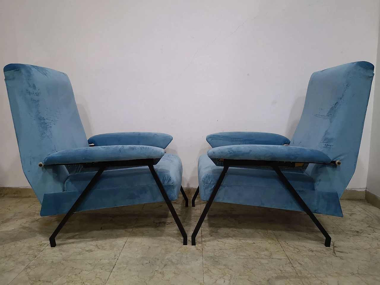 Coppia di poltrone in velluto azzurro con struttura in ferro, anni '70 8