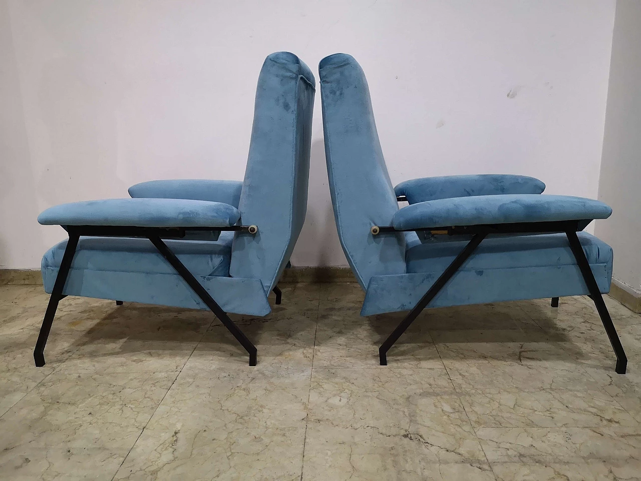 Coppia di poltrone in velluto azzurro con struttura in ferro, anni '70 10