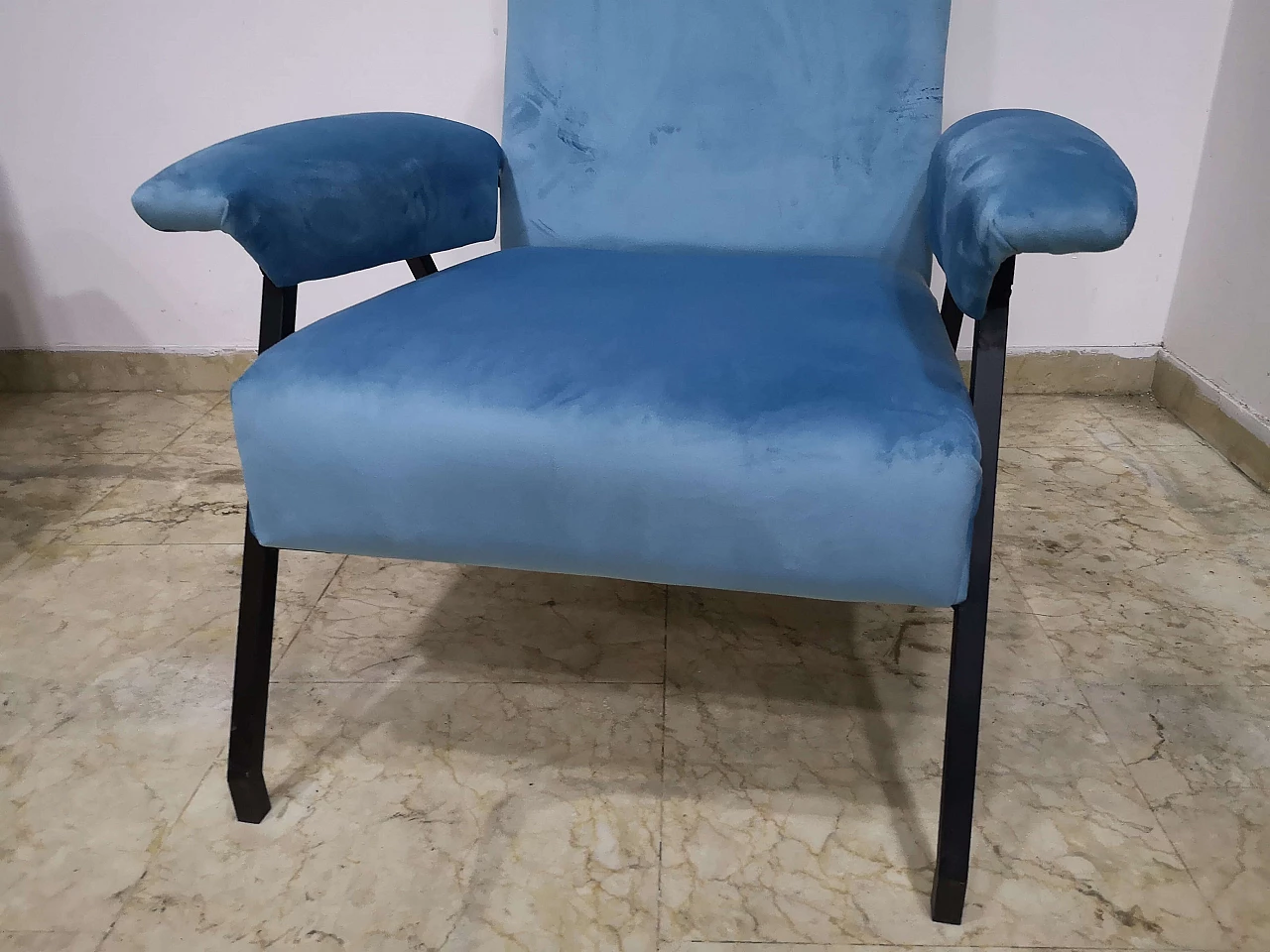 Coppia di poltrone in velluto azzurro con struttura in ferro, anni '70 12