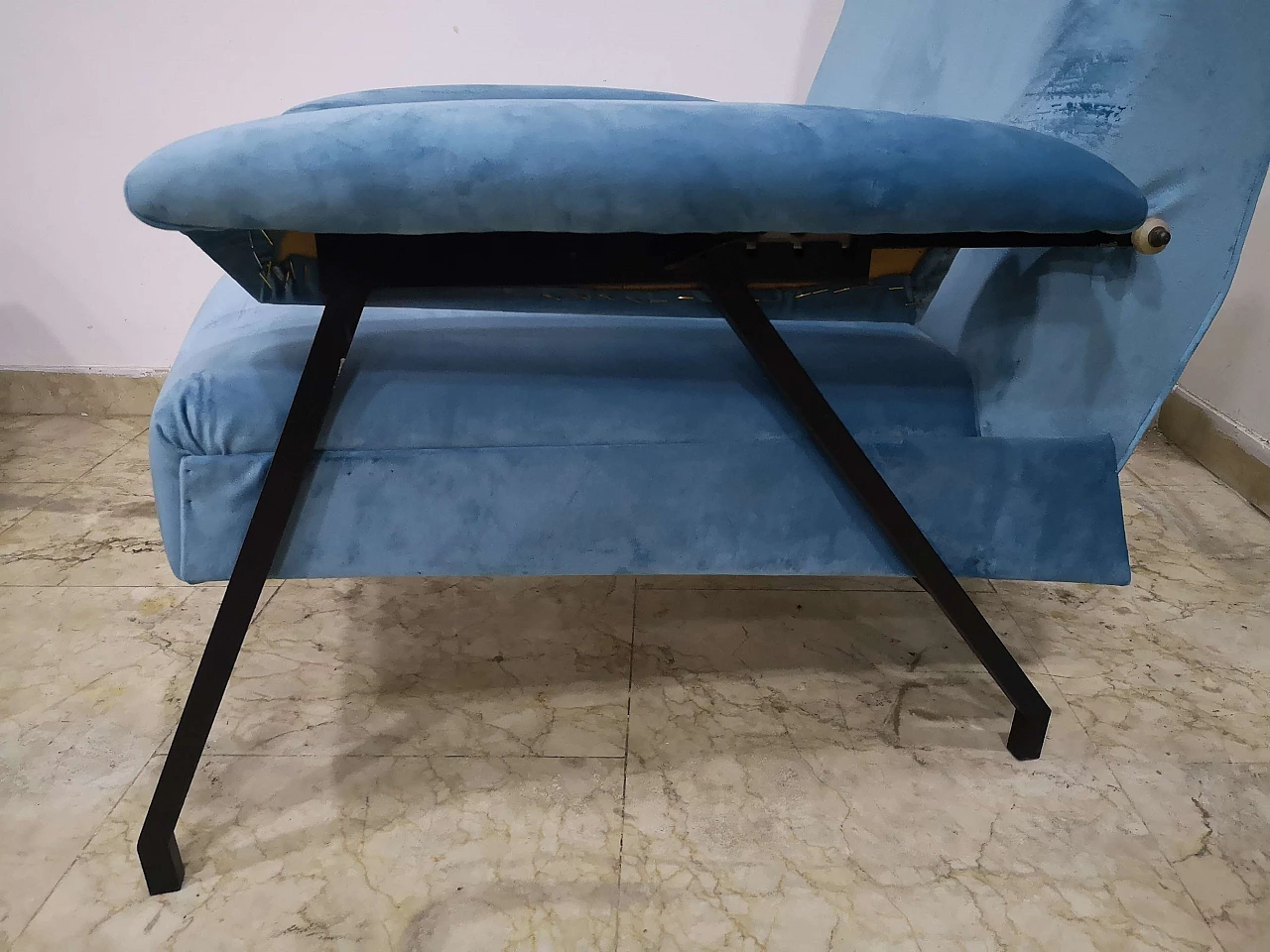 Coppia di poltrone in velluto azzurro con struttura in ferro, anni '70 13