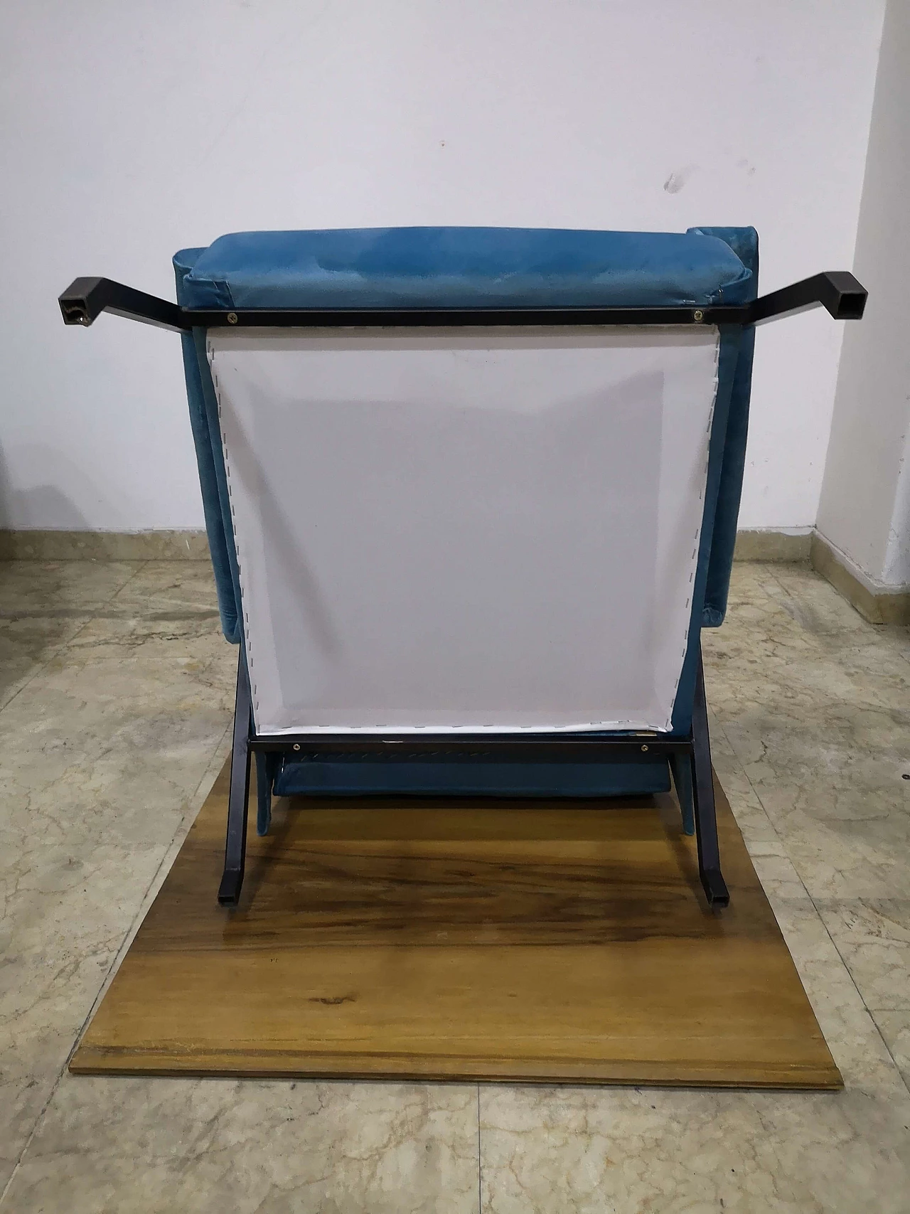 Coppia di poltrone in velluto azzurro con struttura in ferro, anni '70 19