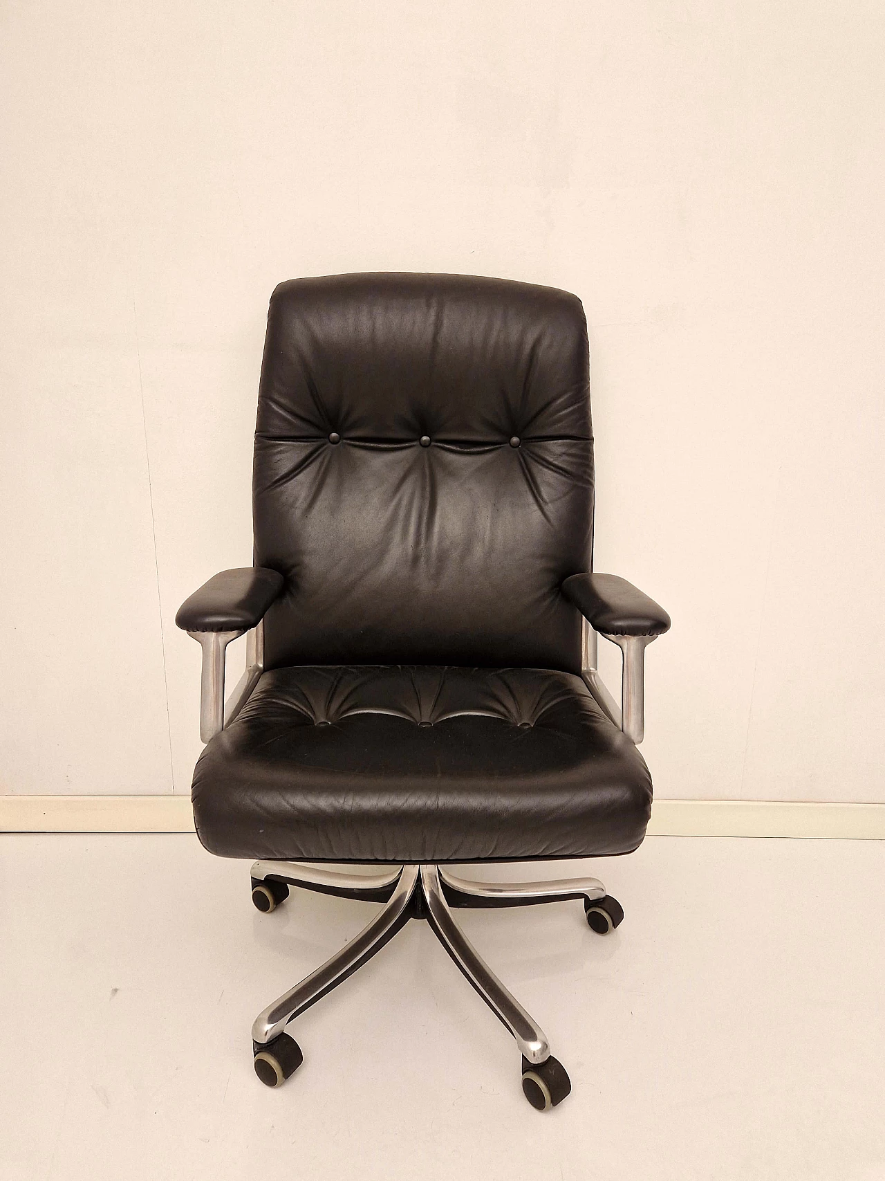 P126 Executive armchair by Osvaldo Borsani, 1960s 2