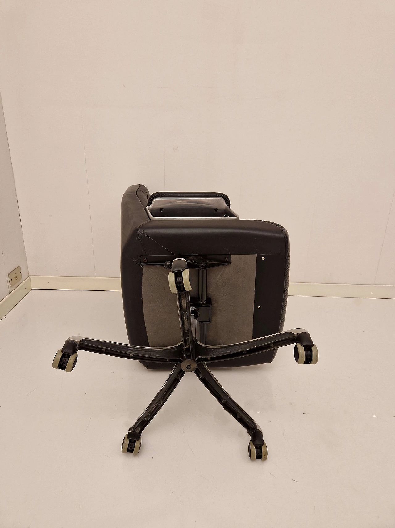 P126 Executive armchair by Osvaldo Borsani, 1960s 5