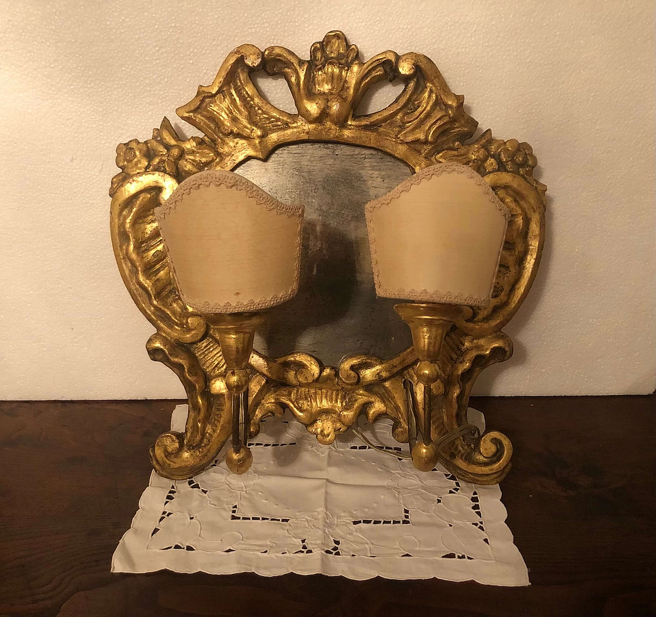Cartagloria in legno dorato con specchio e coppia di luci, '800 1