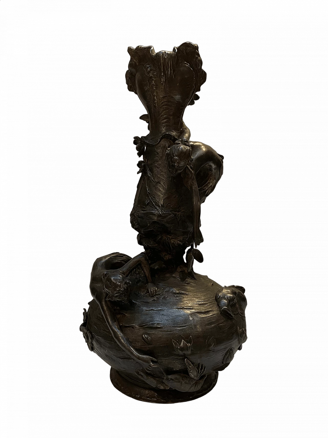 Vaso Art Nouveau in metallo sbalzato e cesellato di Lebrun, anni '30 13