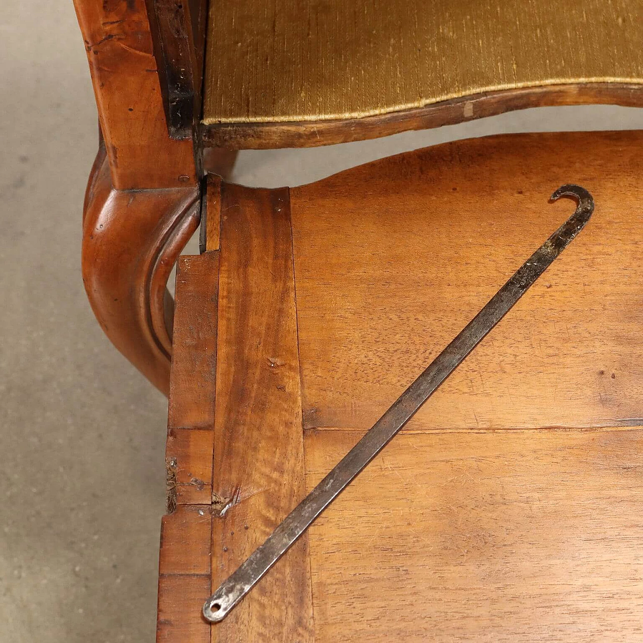 Barocchetto inlaid walnut bedside table with flap door, mid-18th century 5