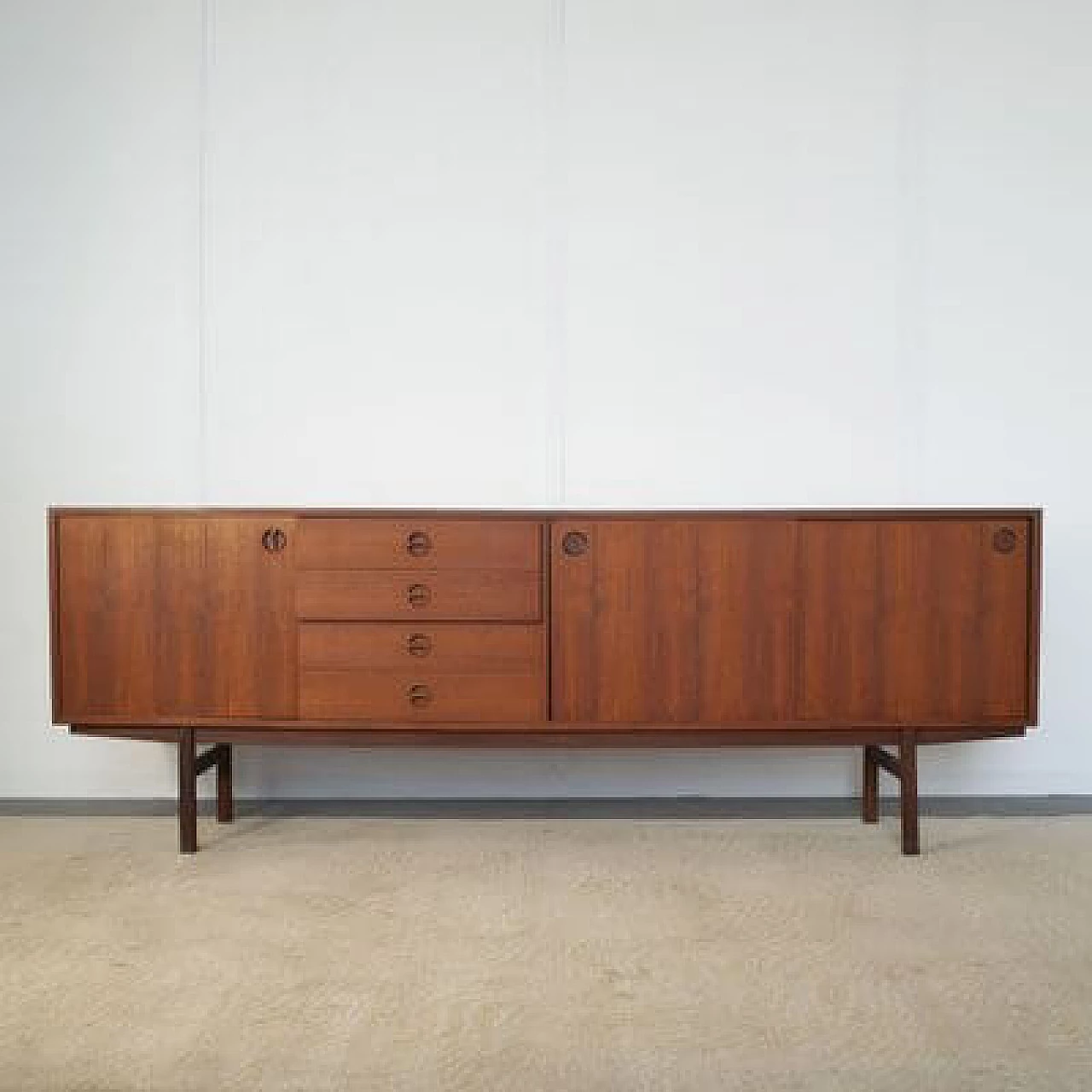 Credenza in noce con ante scorrevoli di Peter Hvidt, anni '60 1