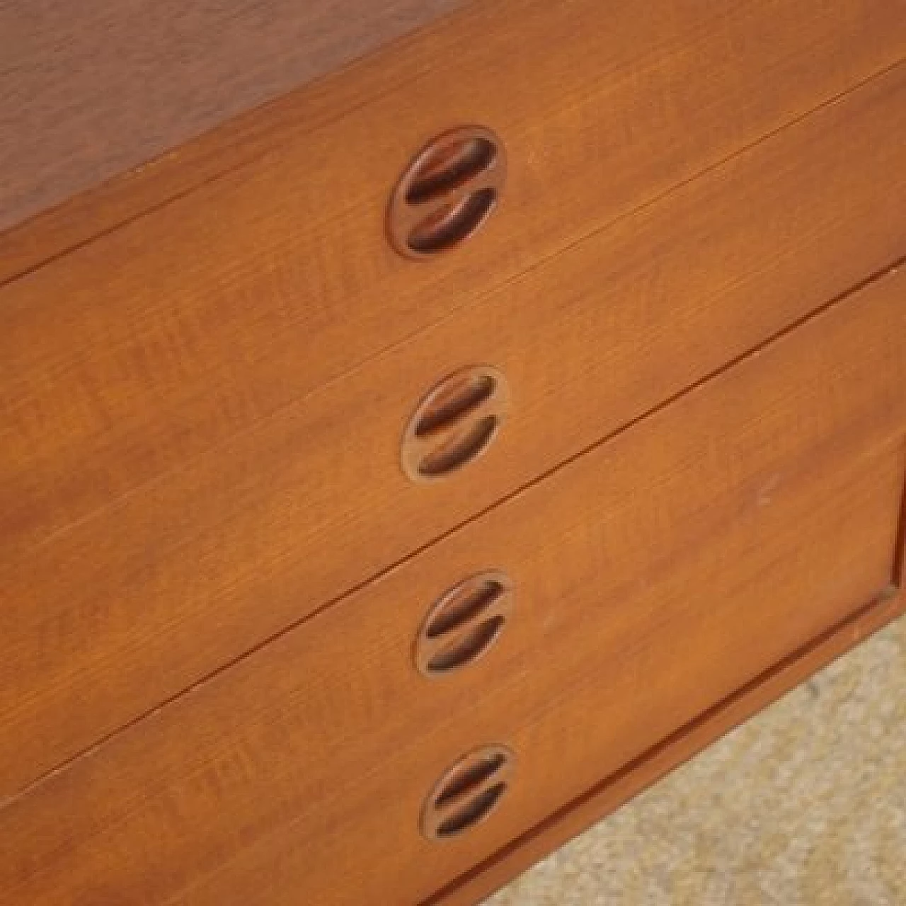 Credenza in noce con ante scorrevoli di Peter Hvidt, anni '60 2