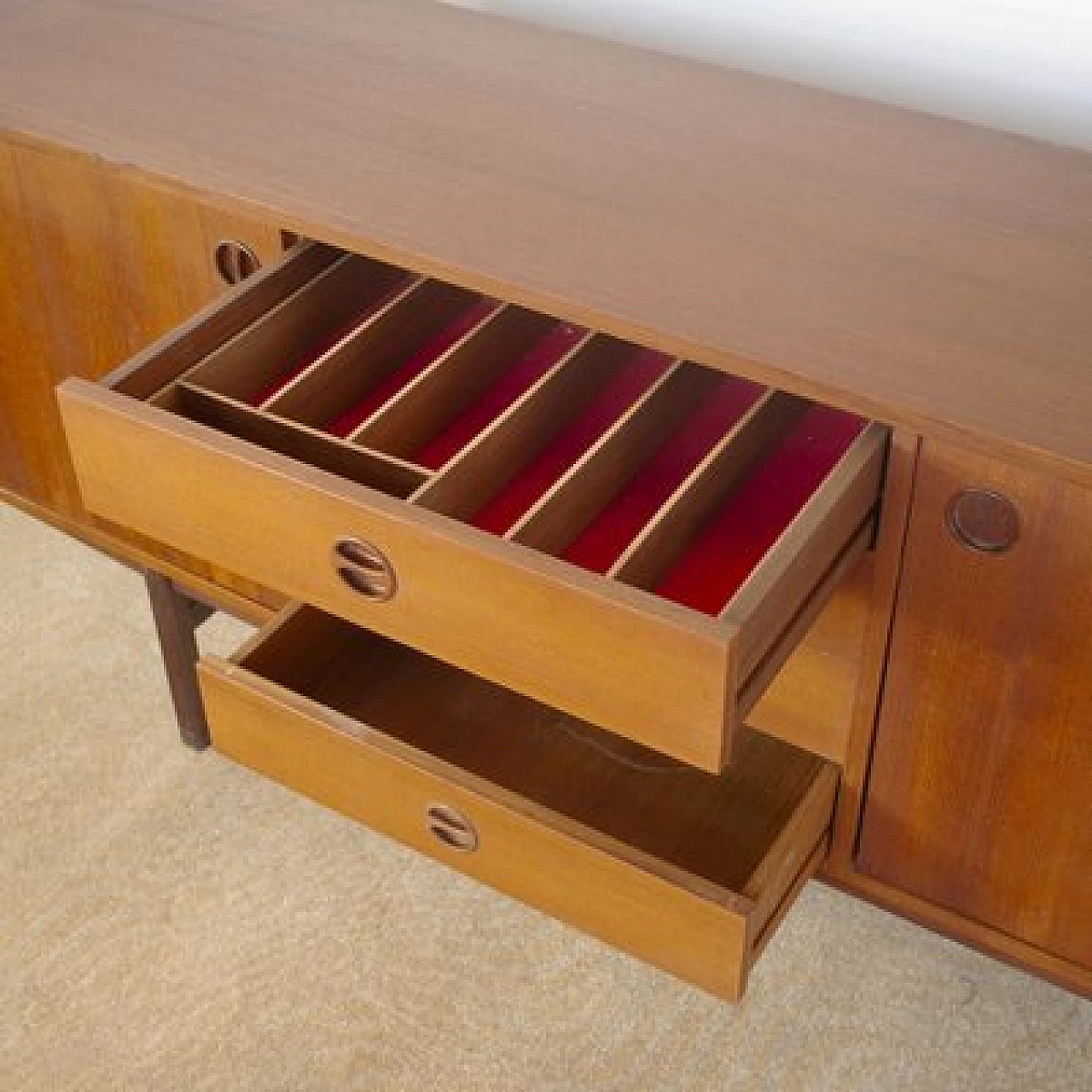 Credenza in noce con ante scorrevoli di Peter Hvidt, anni '60 3