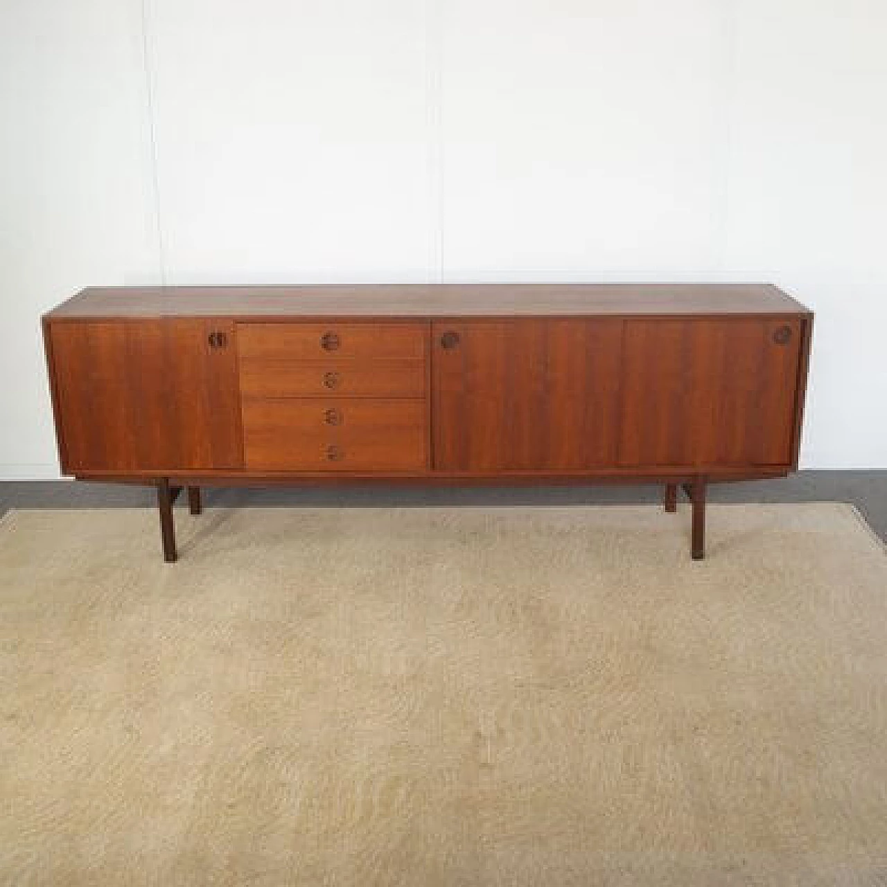 Credenza in noce con ante scorrevoli di Peter Hvidt, anni '60 4