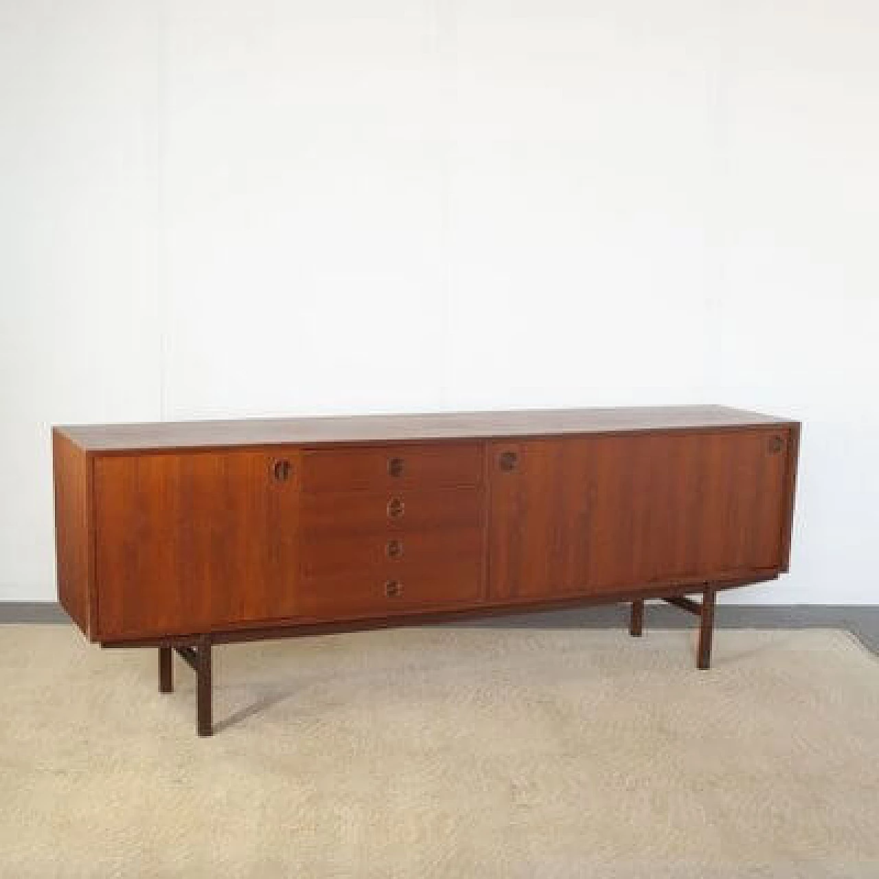 Credenza in noce con ante scorrevoli di Peter Hvidt, anni '60 5