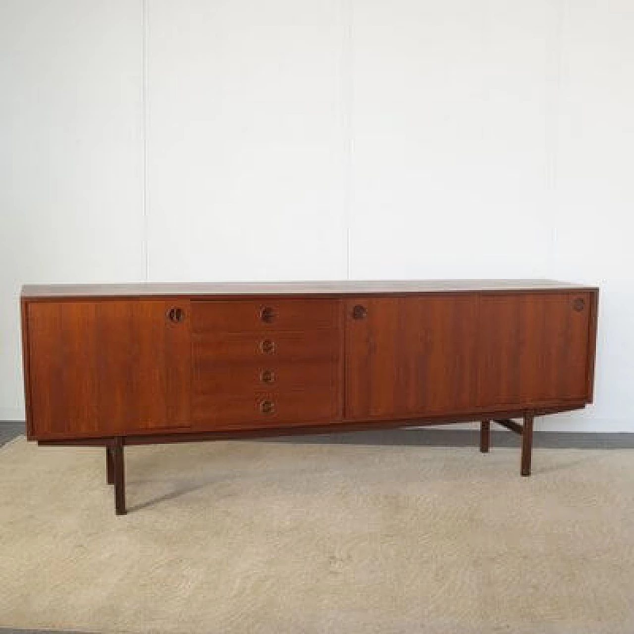 Credenza in noce con ante scorrevoli di Peter Hvidt, anni '60 6