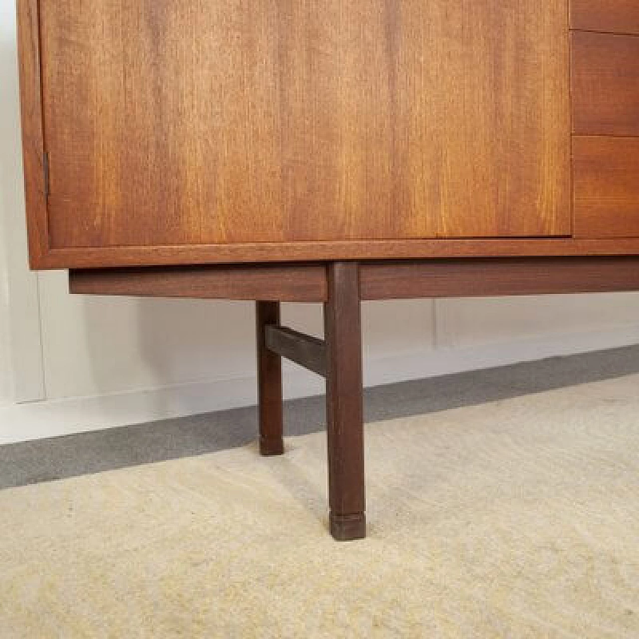 Credenza in noce con ante scorrevoli di Peter Hvidt, anni '60 7