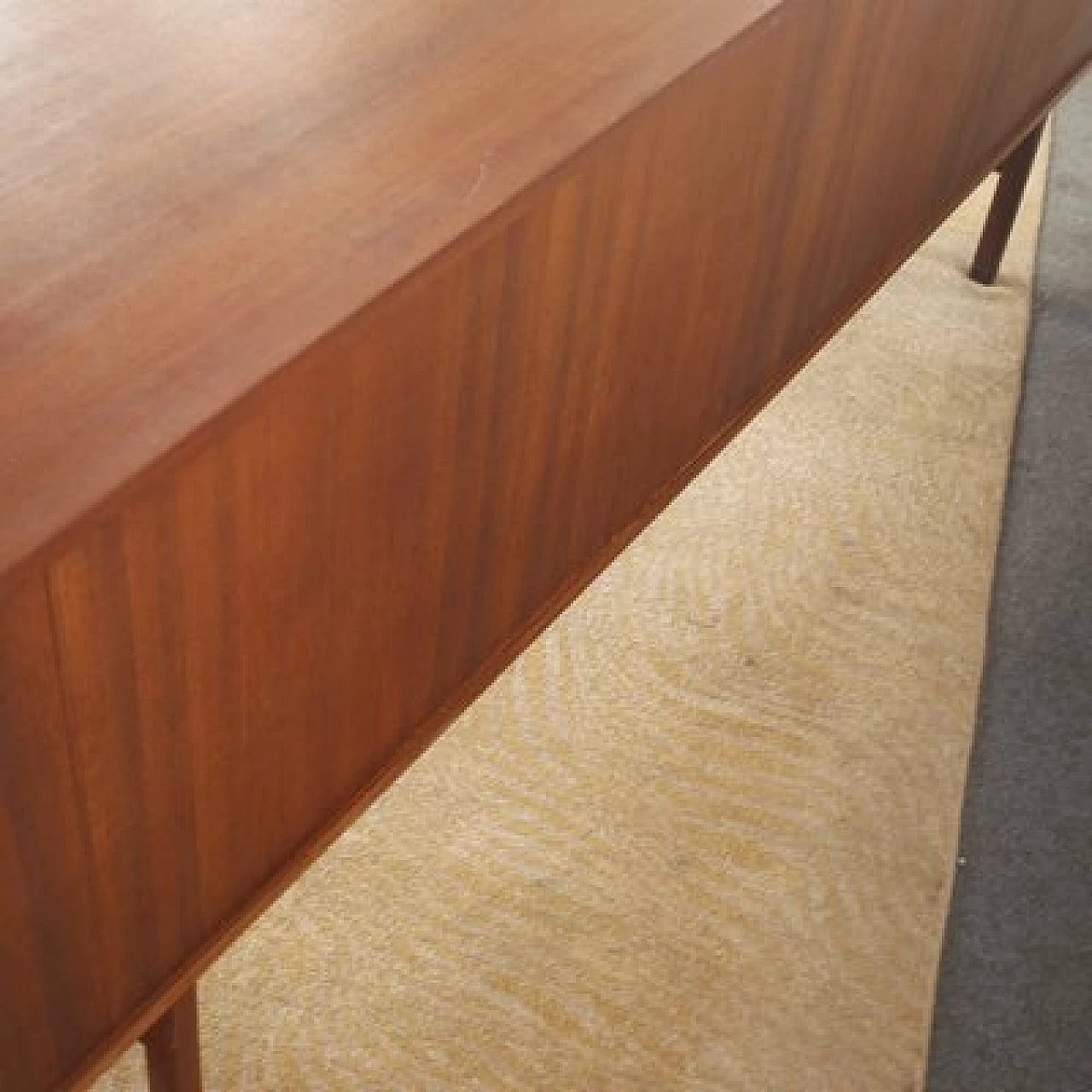 Credenza in noce con ante scorrevoli di Peter Hvidt, anni '60 8