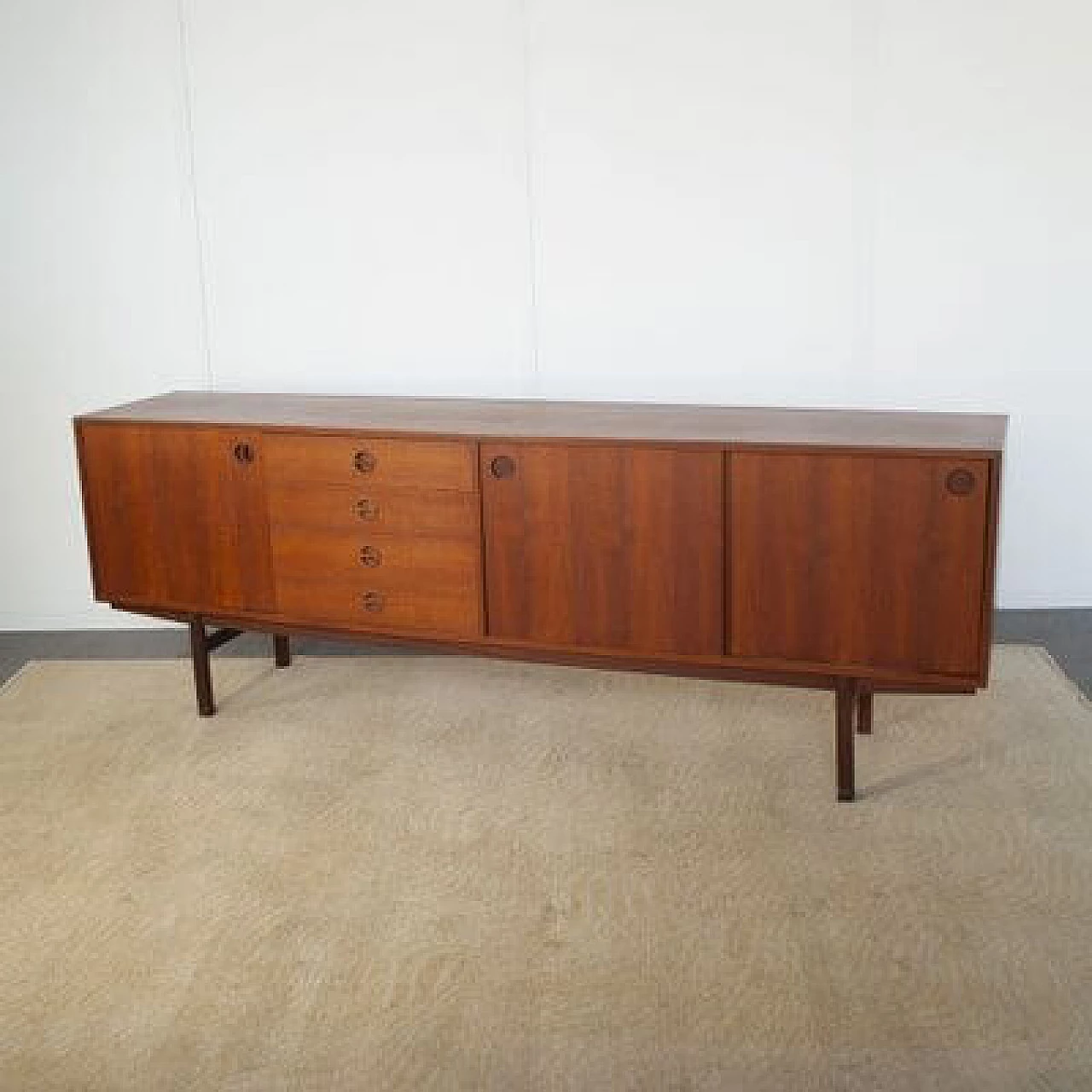 Credenza in noce con ante scorrevoli di Peter Hvidt, anni '60 9